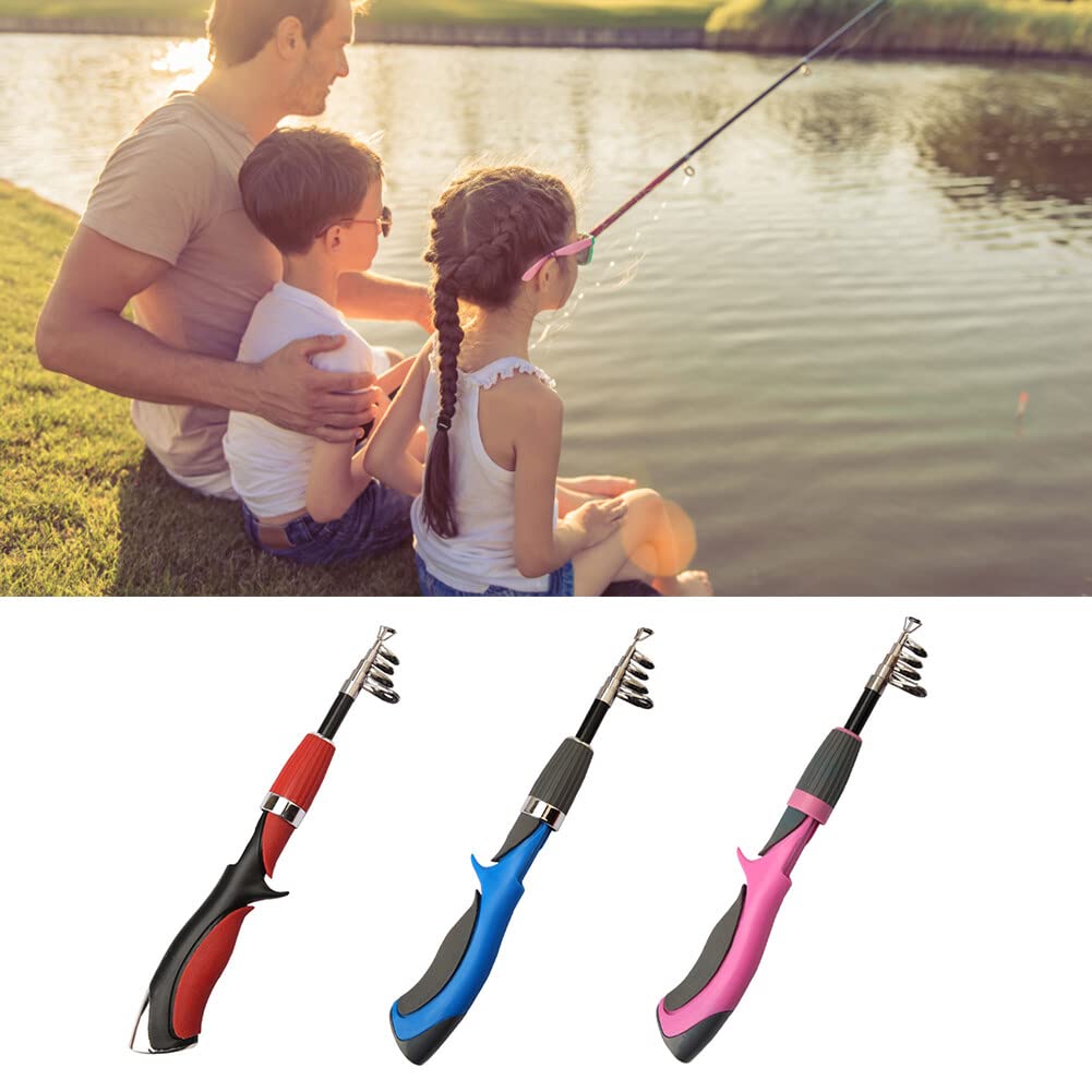 Una Bambina Che Pesca Con Una Canna Da Pesca Da Un Pontone O Da Un Molo Nell Allevamento Di Pesci Dello Stagno Image160029015