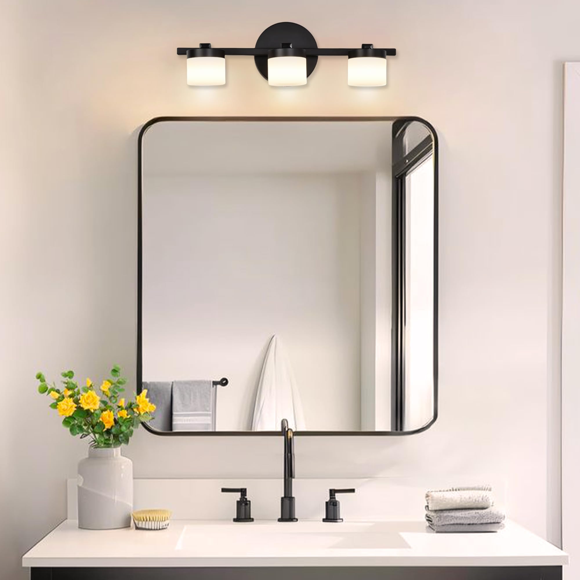 Alighting Moderne 3-flammige LED Badezimmer Wandleuchte in Schwarz – 40 cm breit, mit 3000K warmweißem Licht & satinierten Acrylschirmen, ideal für Spiegelbeleuchtung