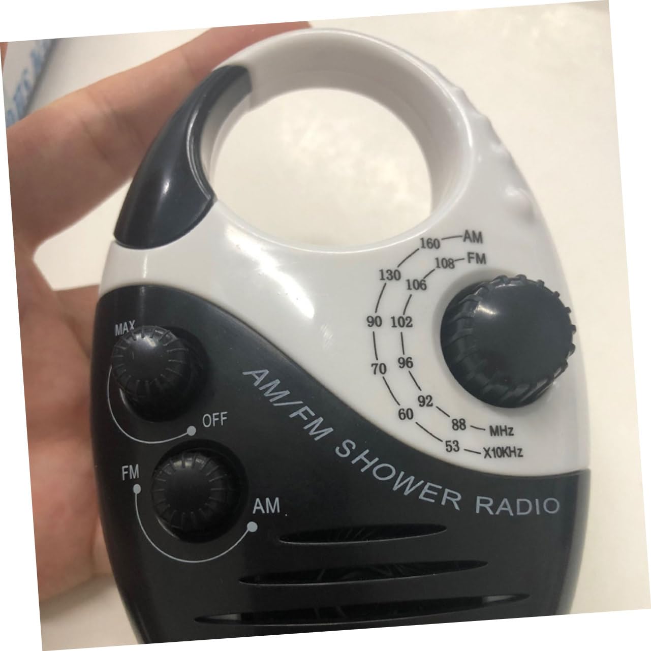 Radio de Ducha FM con Gancho de Plástico, Sonido Claro y Portátil para Uso en Interiores y Junto Cama