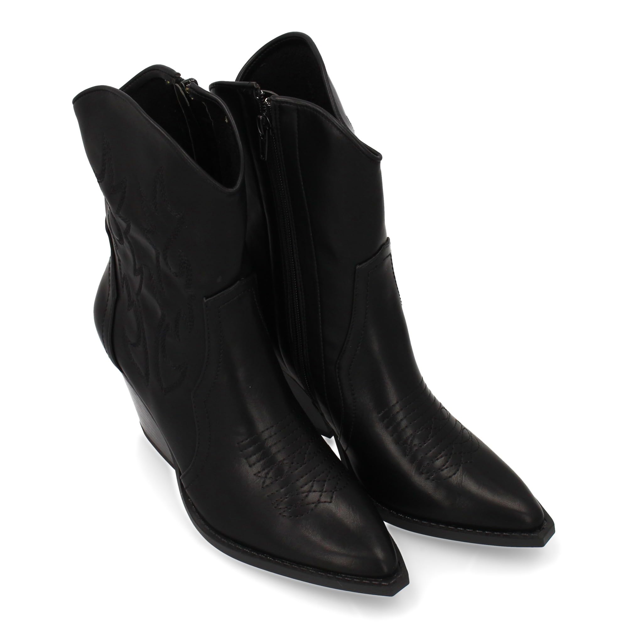 Botin Campero con Tacon, Comodos, Diseno con Bordado en Cana y Empeine y Cierre de Cremallera. Otono Invierno.