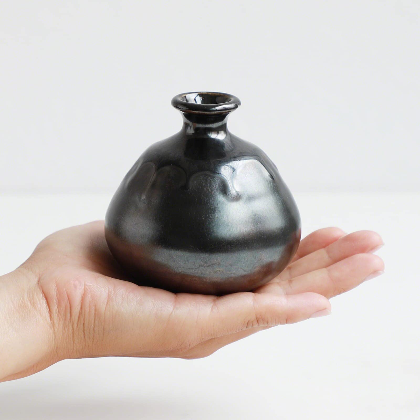 Wazakura Elegant Ceramic Small Ikebana Flower Bud Vase Made in Japan - Image 3