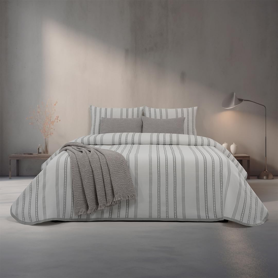 Casa da Laura - Colcha Gris Rayas María - Colcha 240x260 para Cama de 135/140/150/160 - Colcha 50% Algodón y 50% Poliéster - Colcha de Verano con Estampado de Rayas