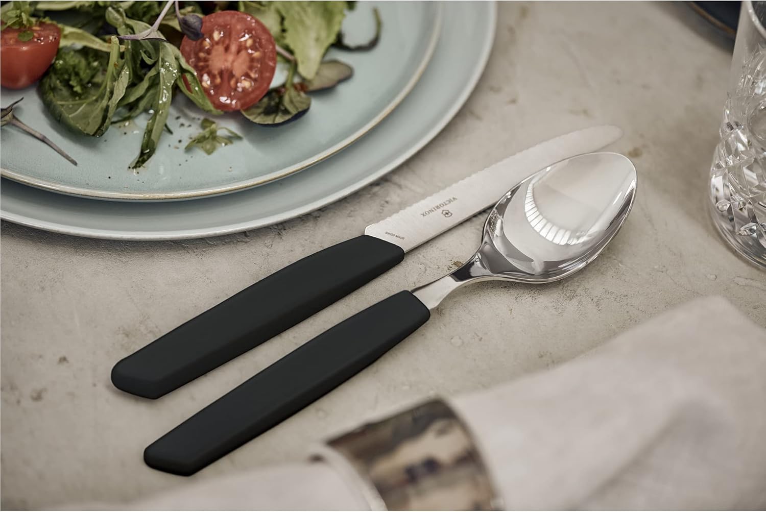 Victorinox Modern set de cubiertos para 6 personas, 12 piezas, incl. cuchillos de sierra afilados, mangos de plástico, negro