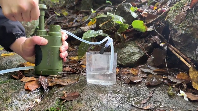 MoKo Filtre à Eau Portable Vert Armée - Purificateur Pour Camping, Voyages, Urgences Avec Cartouches Incluses