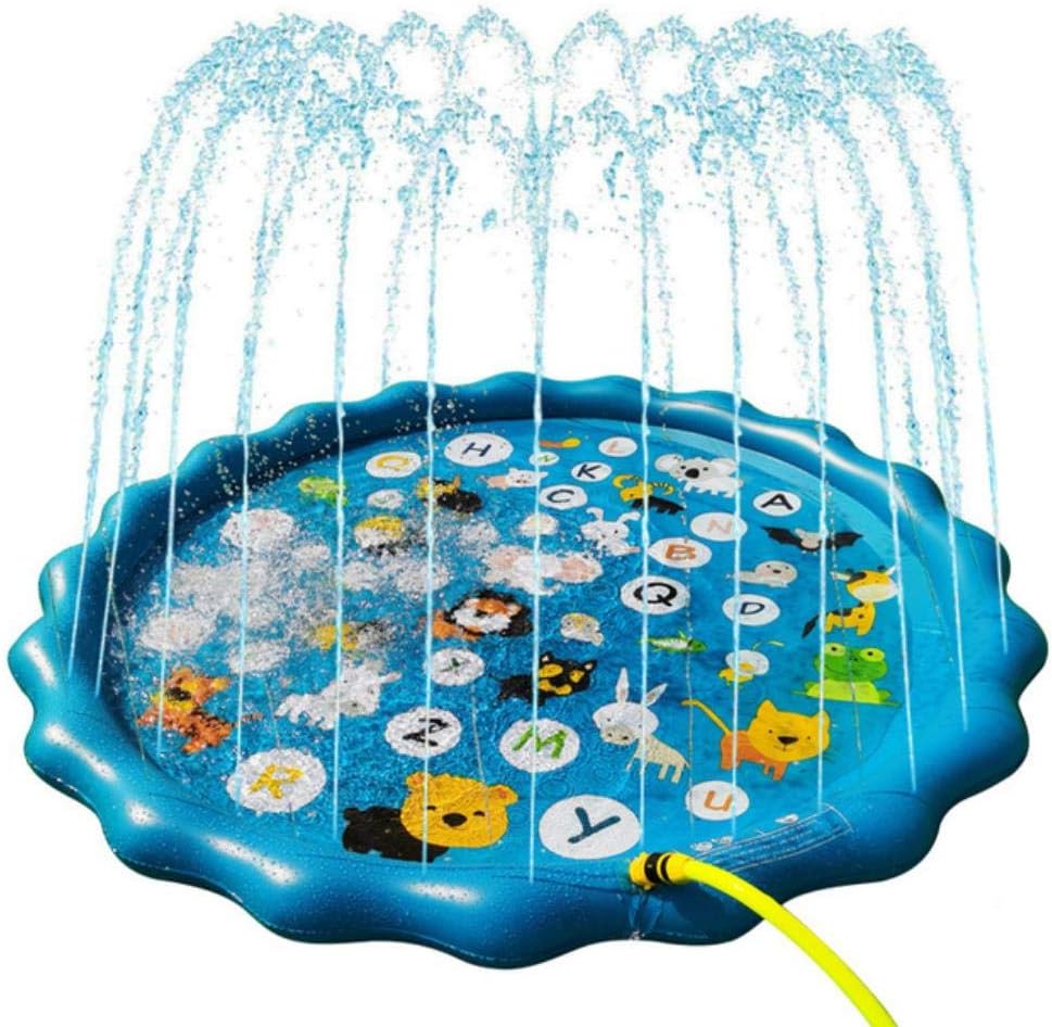 i bambini giocano con gli irrigatori a prato