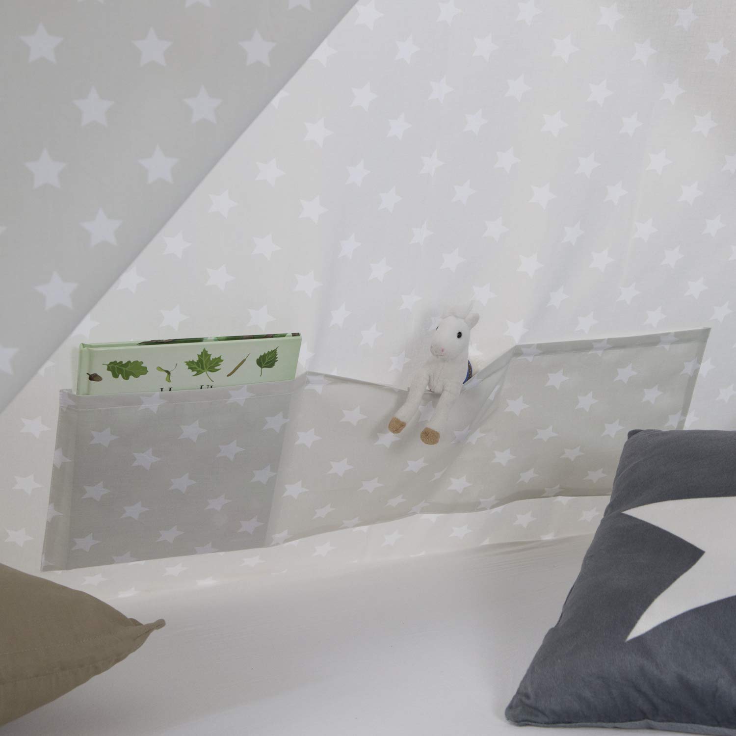 Homestyle4u Kinderbett 90x200 Tipi Zeltbett Kiefer Grau Weiß | Bodentiefes Schlafen, Sternenmuster Stoff aus Baumwolle, inkl. Lattenrost, für Jungen & Mädchen