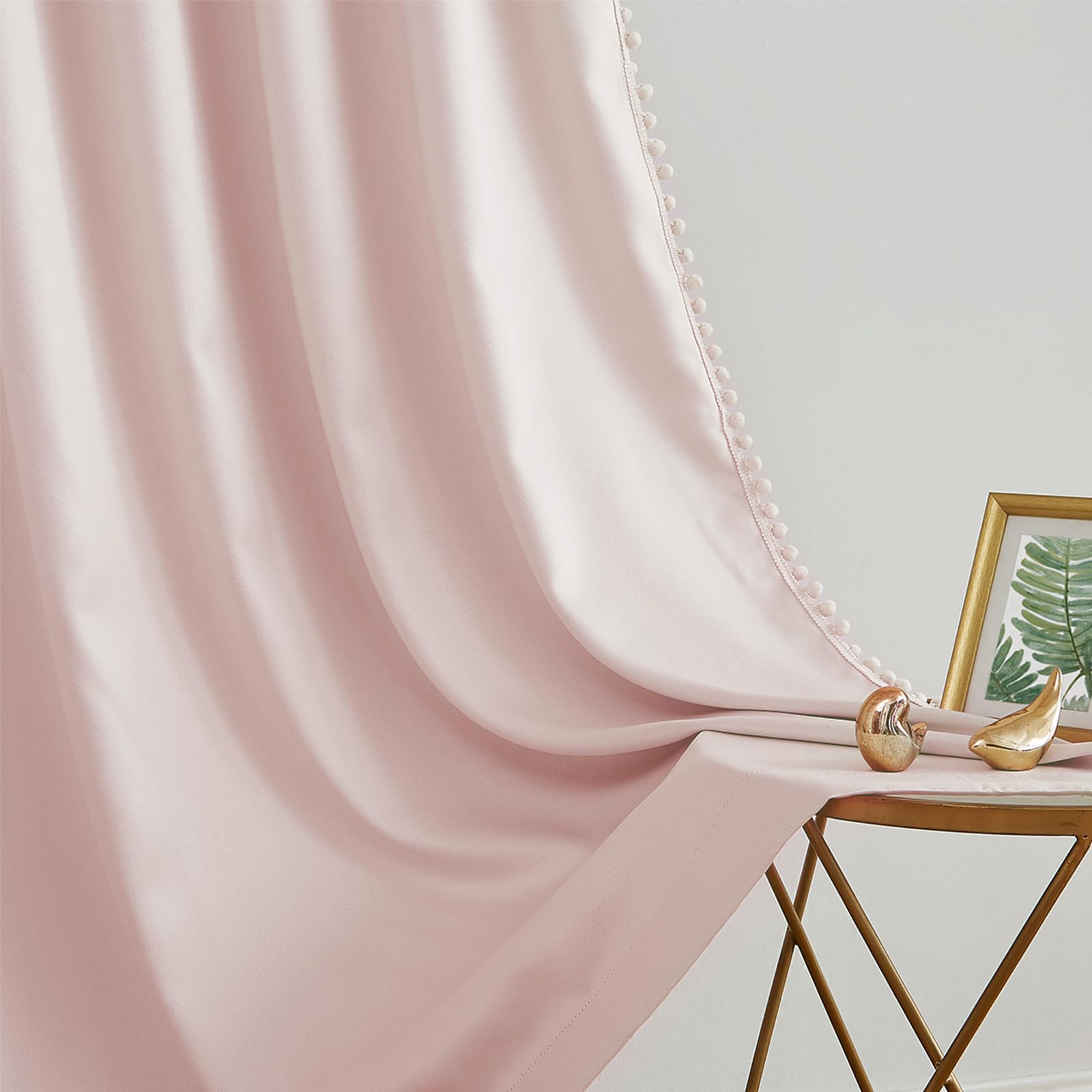 Treatmentex Blickdicht Vorhang mit Pompons Rosa Vorhang mit Ösen Landhausstil Wärmeisoliert Thermovorhang Verdunkelungsvorhänge für Mädchenzimmer,Wohnzimmer,Schlafzimmer-2 Stück(Rosa,140x225cm)