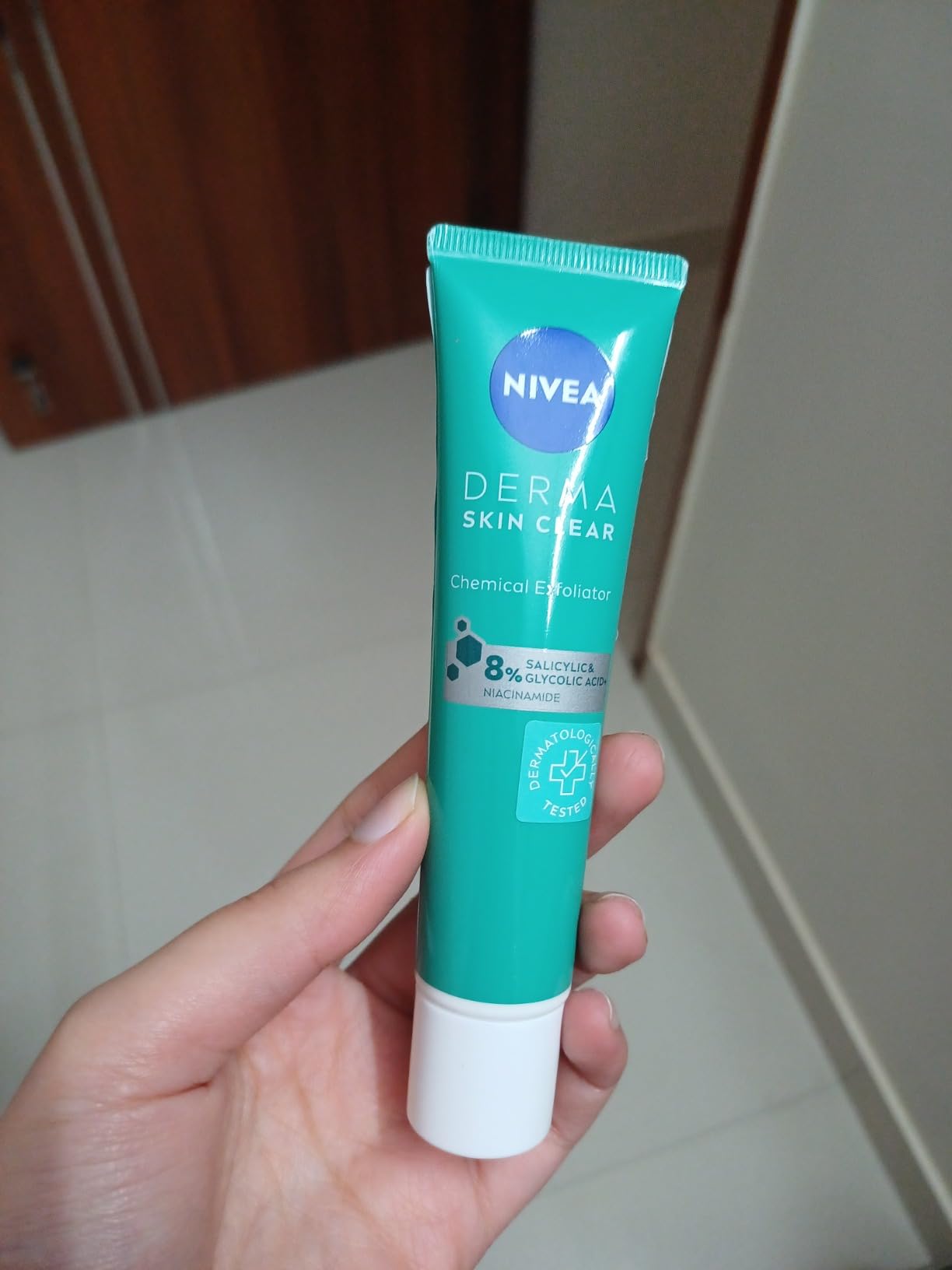 NIVEA Derma Skin Clear Night Exfoliator Leave-On Facial Care with Glycolic Acid, Salicylic Acid and Niacinamide, Lightweight Evening Skincare Formula, Dermatologically Tested Face Treatment, 40 ml