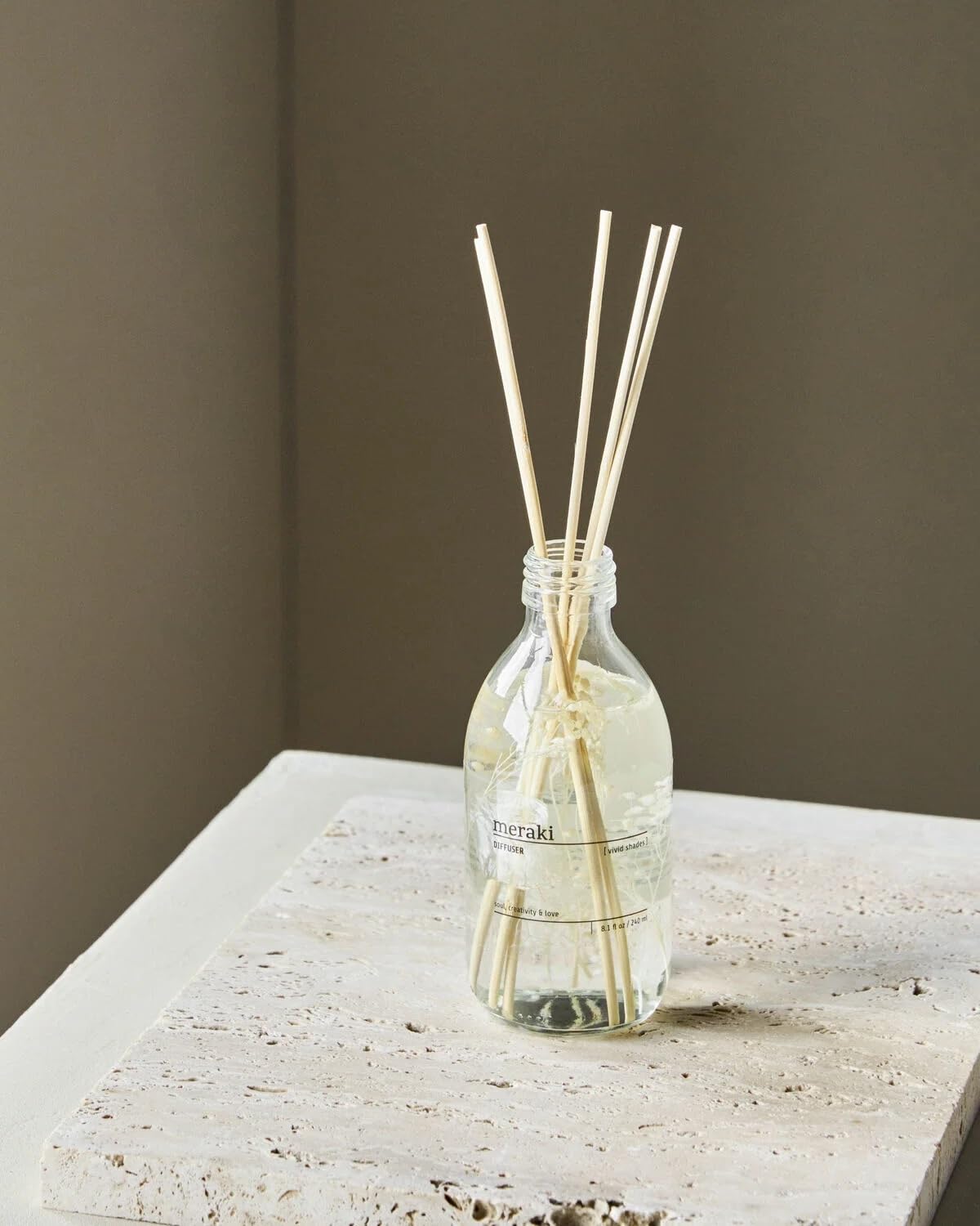 Meraki Raumduft Diffuser Vivid Shades 240 ml | Duftstäbchen mit Zitrus, Gewürzen & Holznoten | Aromatischer Reed Diffuser | Stilvolle Raumdekoration