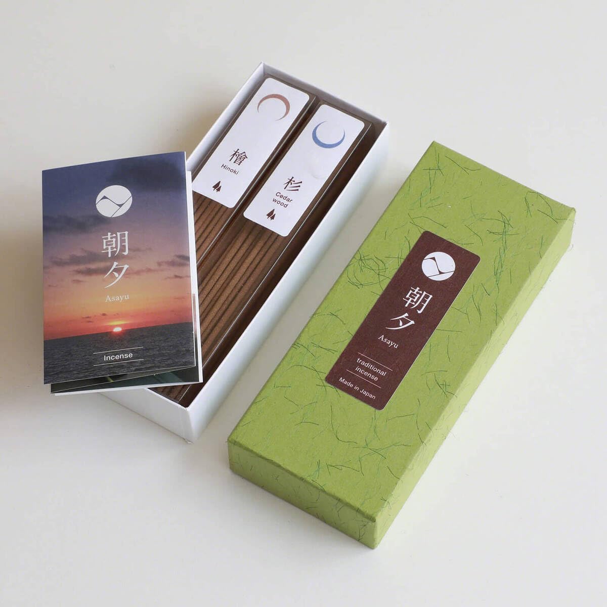 Asayu Japan Gift Set di Incensi Tradizionali e Portaincenso in Ceramica con Supporto in Ottone - Set di Bastonici d'Incenso Foresta (Hinoki + Cedro) + Portaincenso Loto Verde