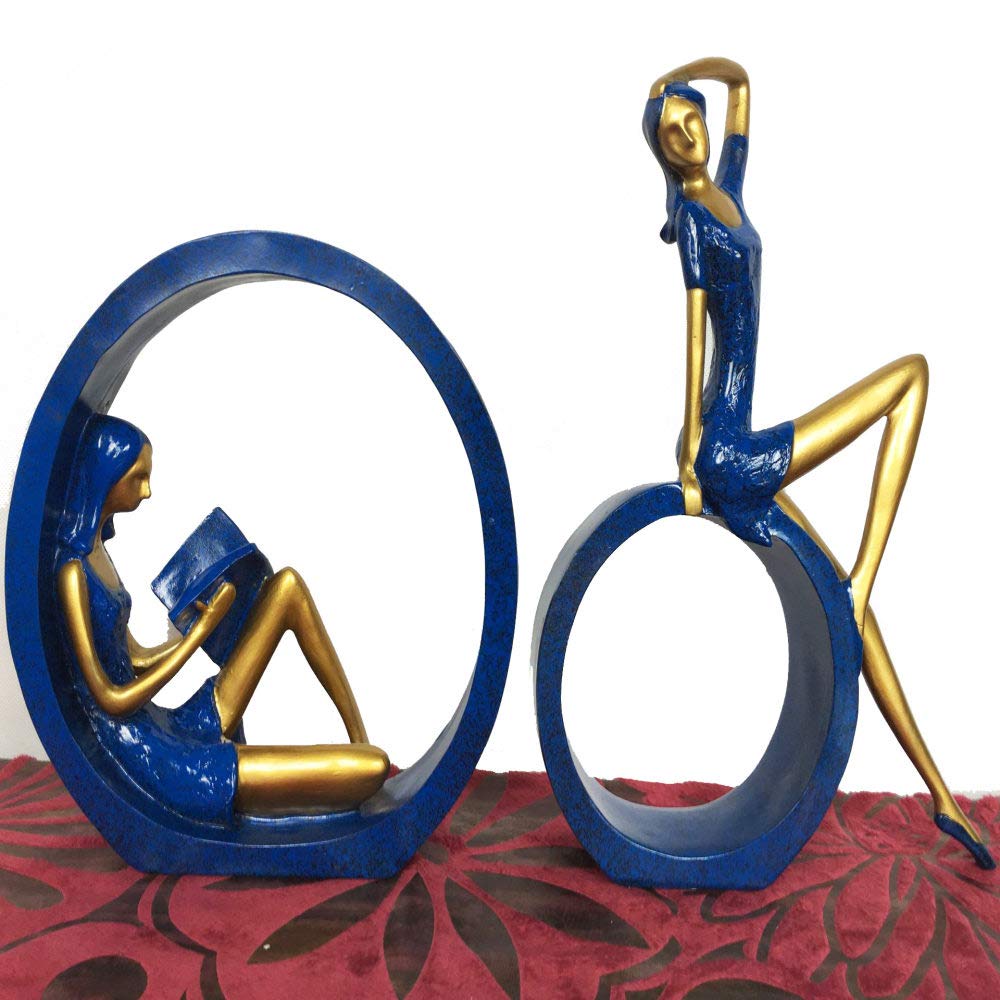 Petite statue bleu mignon en résine pour rompre la monotonie d'un bureau vide