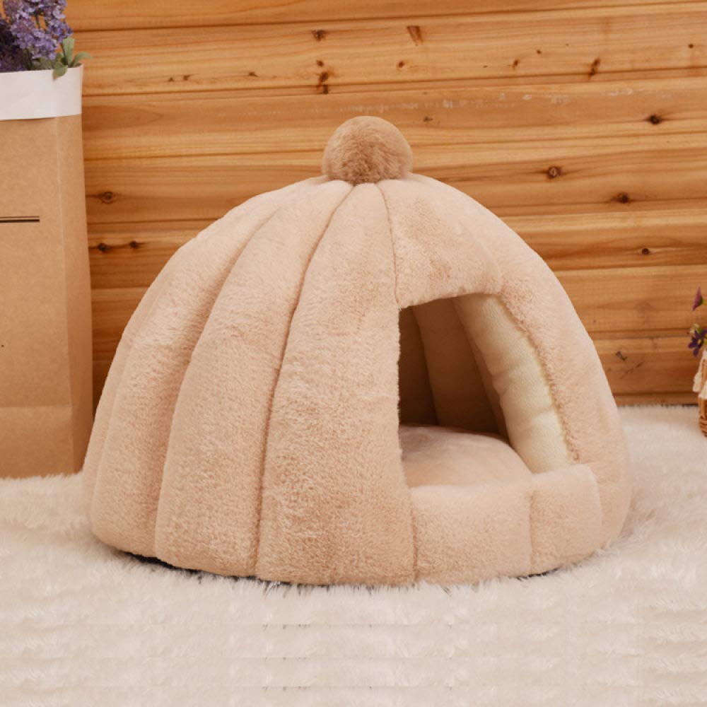 Plush cave hideout pour chat doux et serein au salon