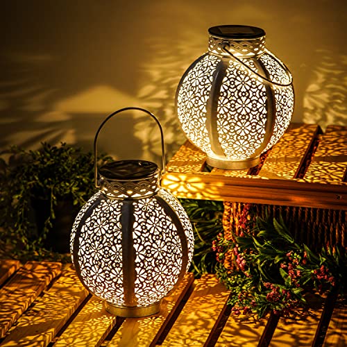 Lot de 2 lanternes solaires d'extérieur étanches à suspendre, lanternes décoratives en métal pour terrasse, cour, jardin, lanternes décoratives avec design creux, blanc Cover