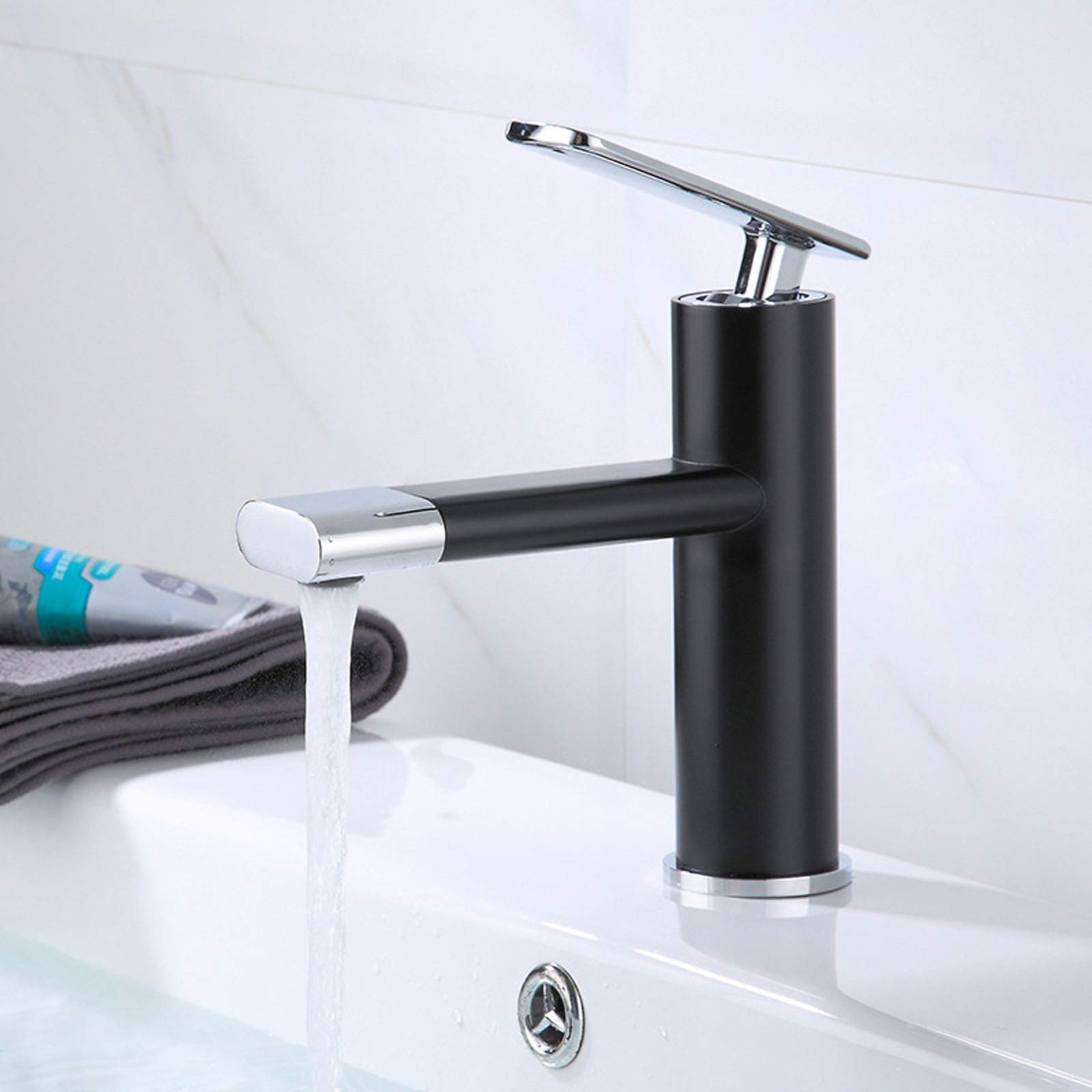 Mitigeur en laiton moderne noir idéal pour rénover une salle de bain ou une cuisine
