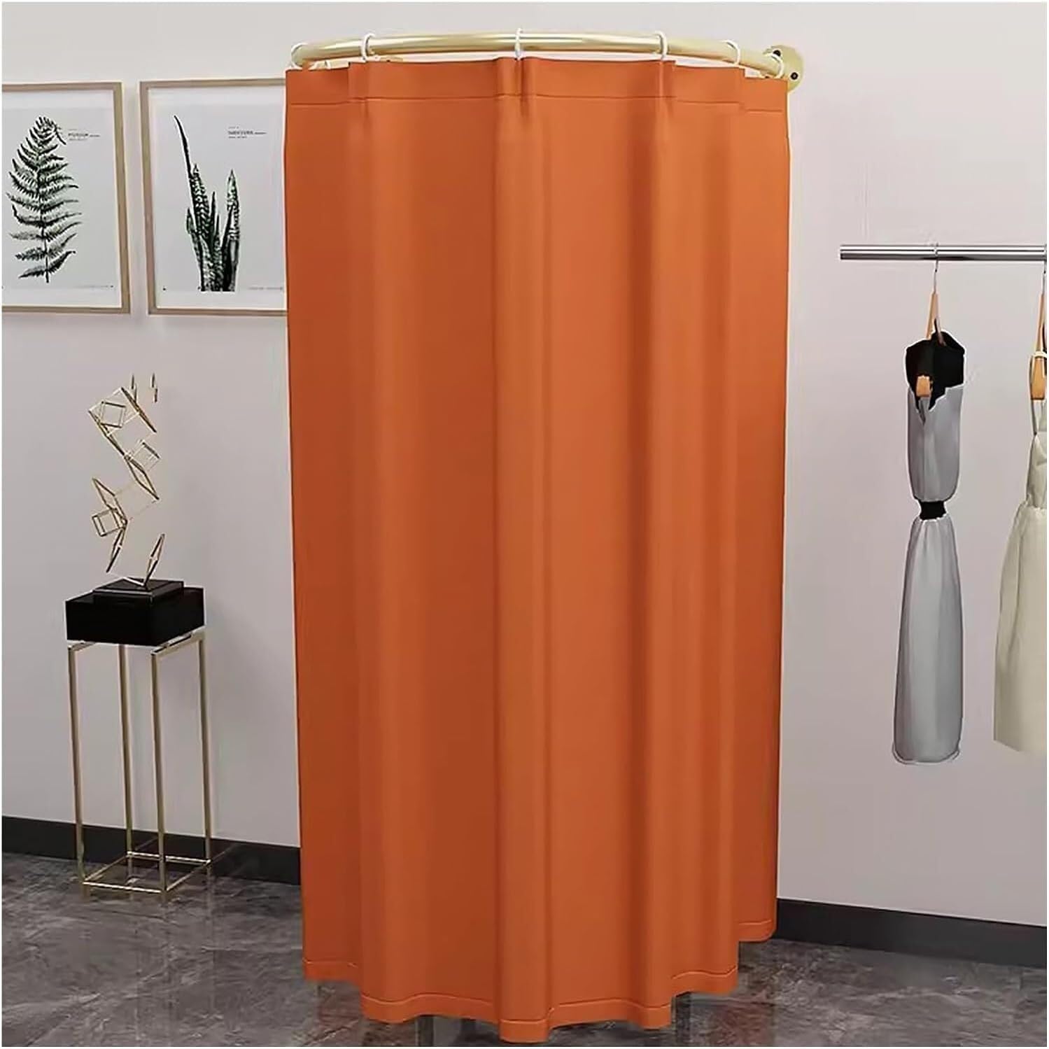 Cabine d'essayage murale avec rideau orange et rail doré pour boutique