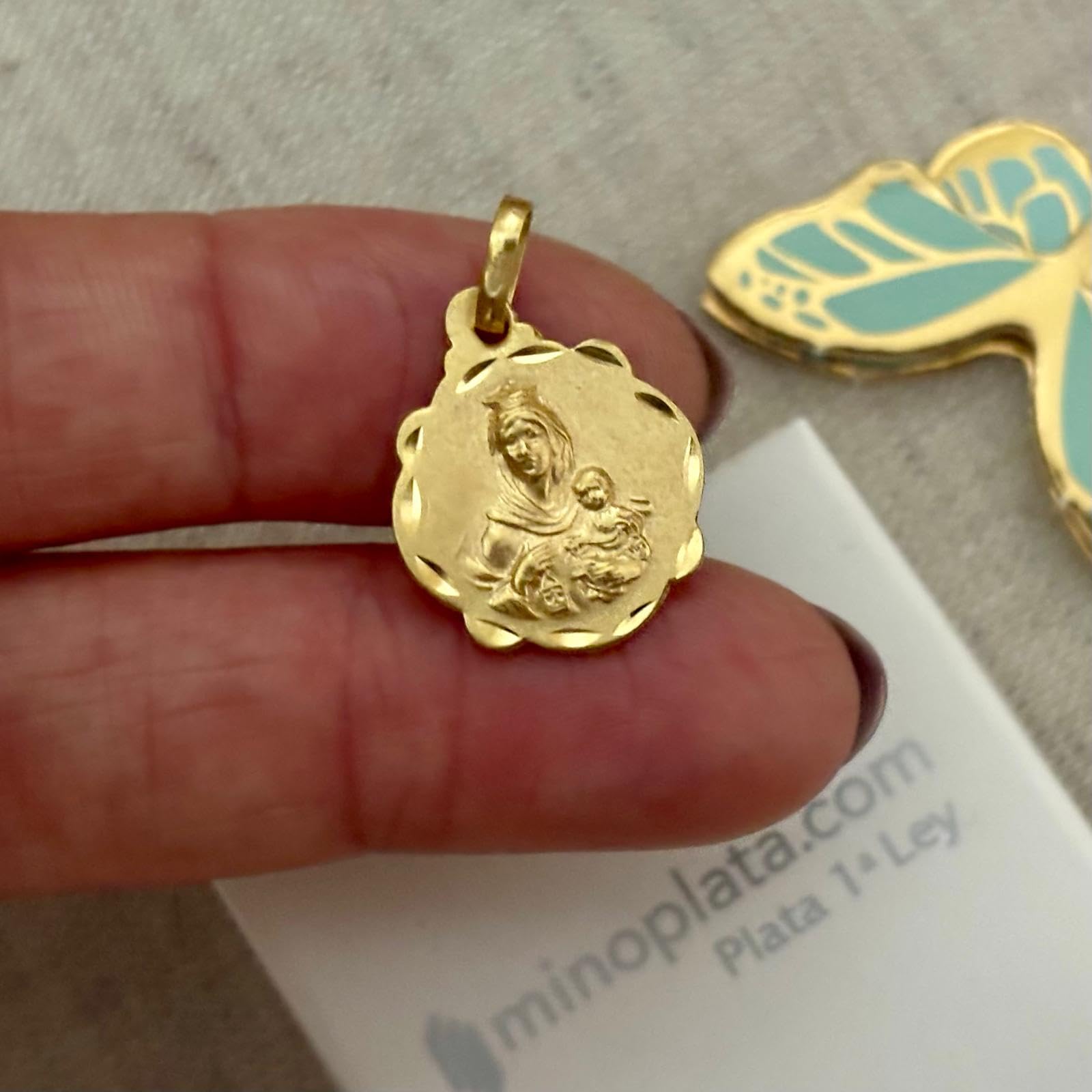Medalla Escapulario Virgen del Carmen y Sagrado Corazón de Jesús, Plata de Ley 925 Bañada en Oro, Doble Cara con Cerco Tallado, 16x20mm