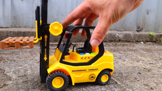 MOTOR ZONE From Peterkin | Forklift Truck Toy Vehicle | Red / Blue / Yellow Forklift Truck With Moving Lift And Cargo | 1:16 Scale | Diecast Vehicles | Ages 3