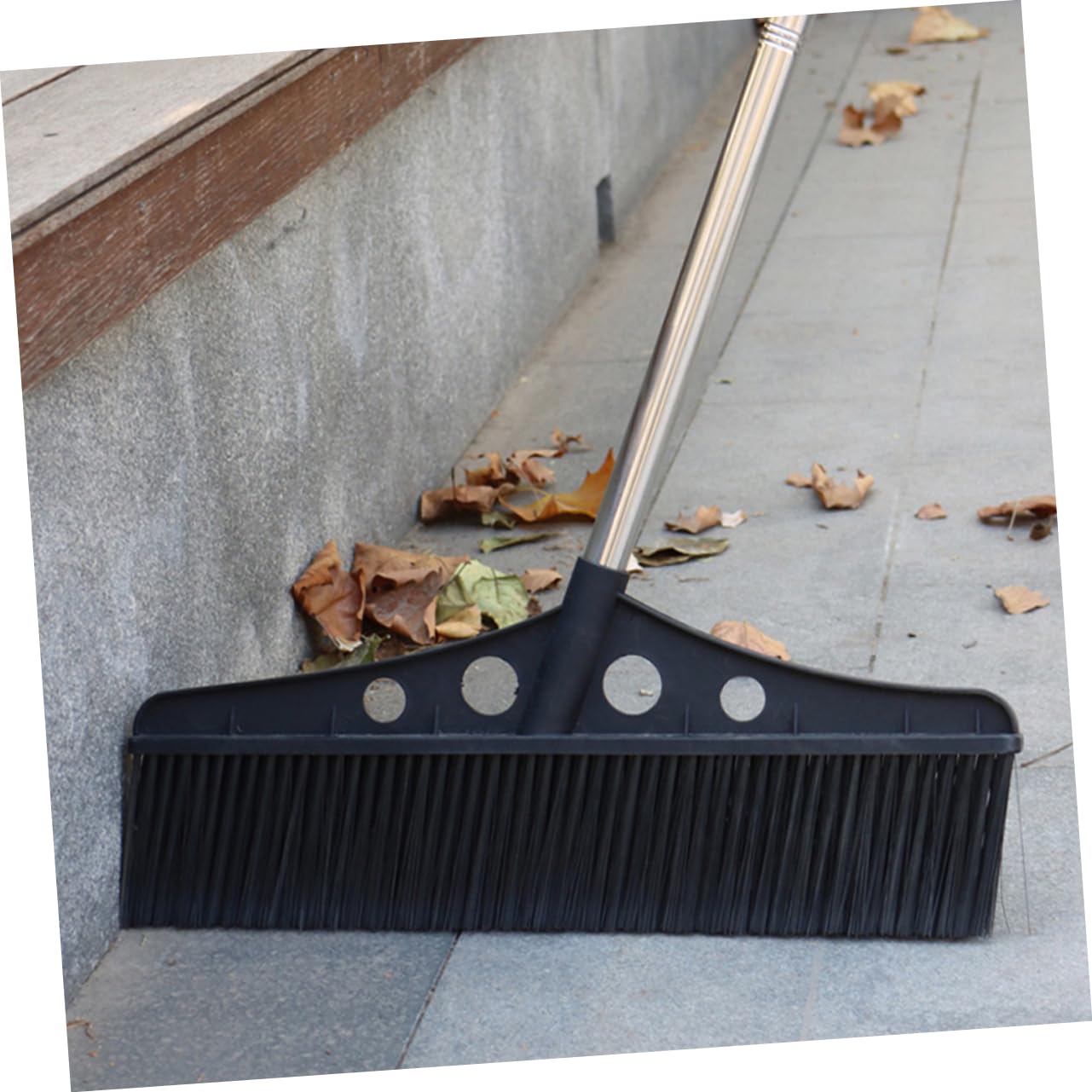 Escoba Desmontable Negra para Patio con Mango Ergonómico y Cepillo de Nylon Resistente para Limpiar Jardines, Terrazas y Entradas de Vehículos