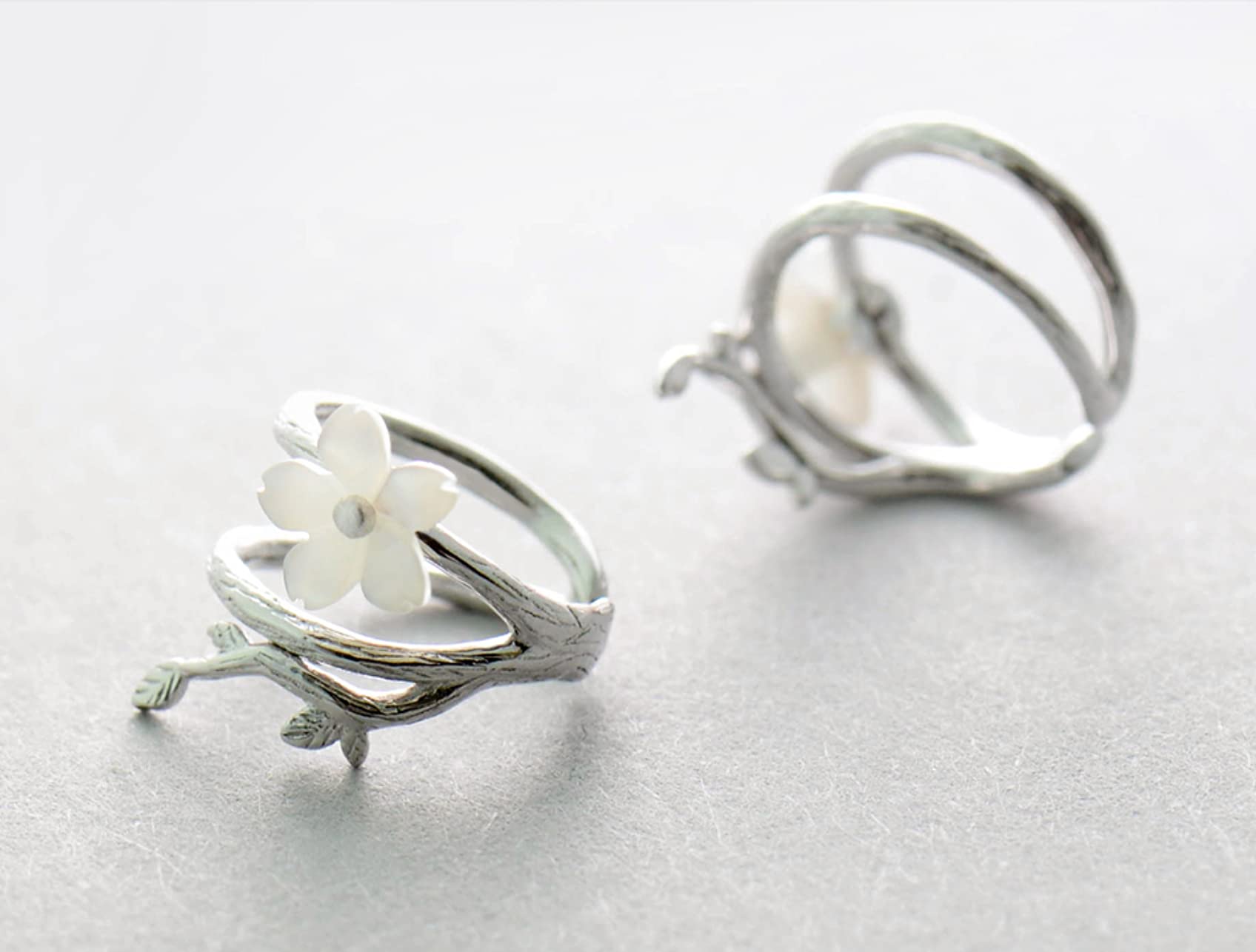 LOKILOKI Orecchini A Clip in Argento 925 con Fiore di Ciliegio Bianco Orecchini A Polsino Rotondo con Fiore Senza Piercing per Donna Elegante Gioielleria Fine