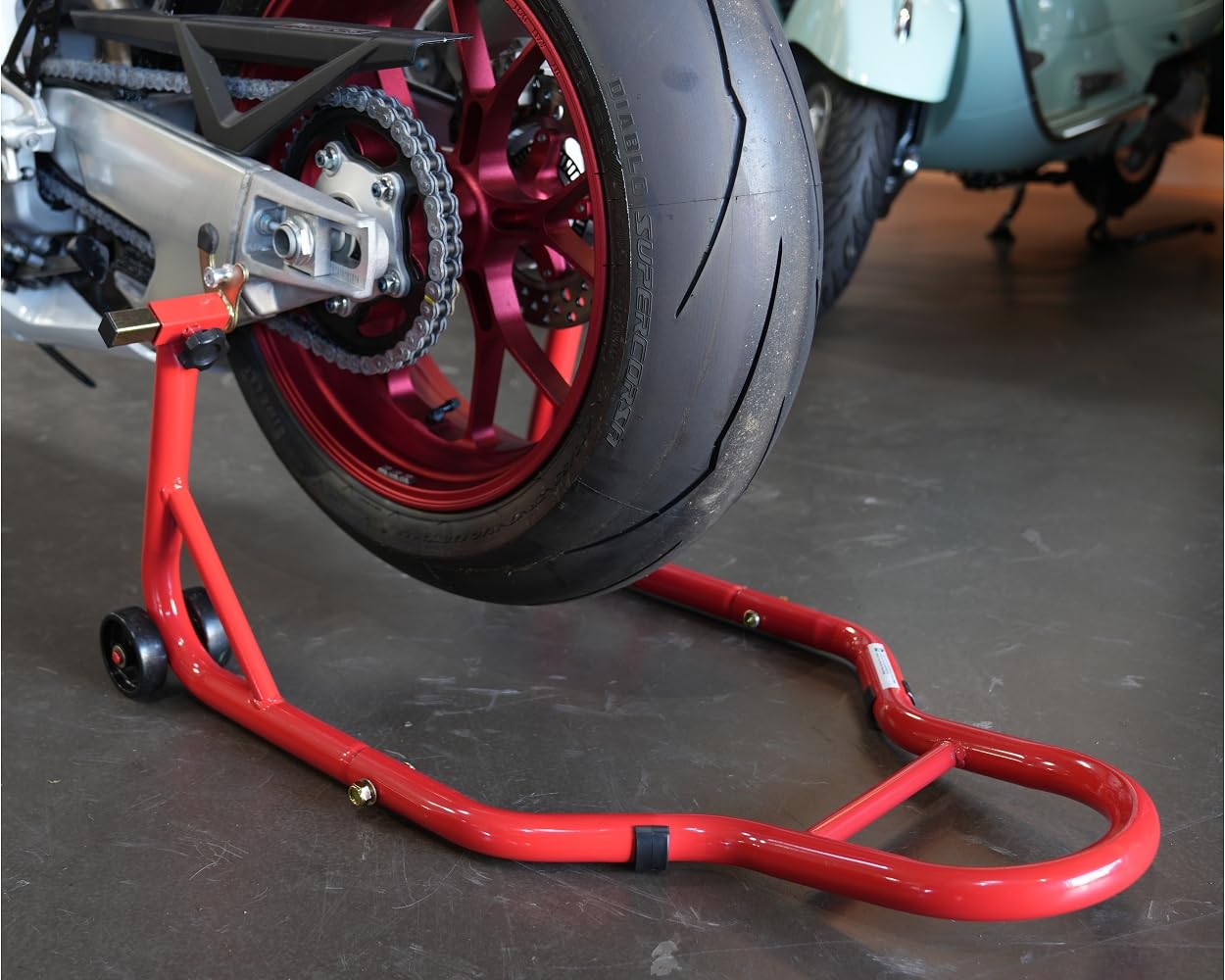 Caballete montaje moto – elevador delantero/trasero tipo U – ajustable 24–36 cm – hasta 450 kg – rojo – con ruedas
