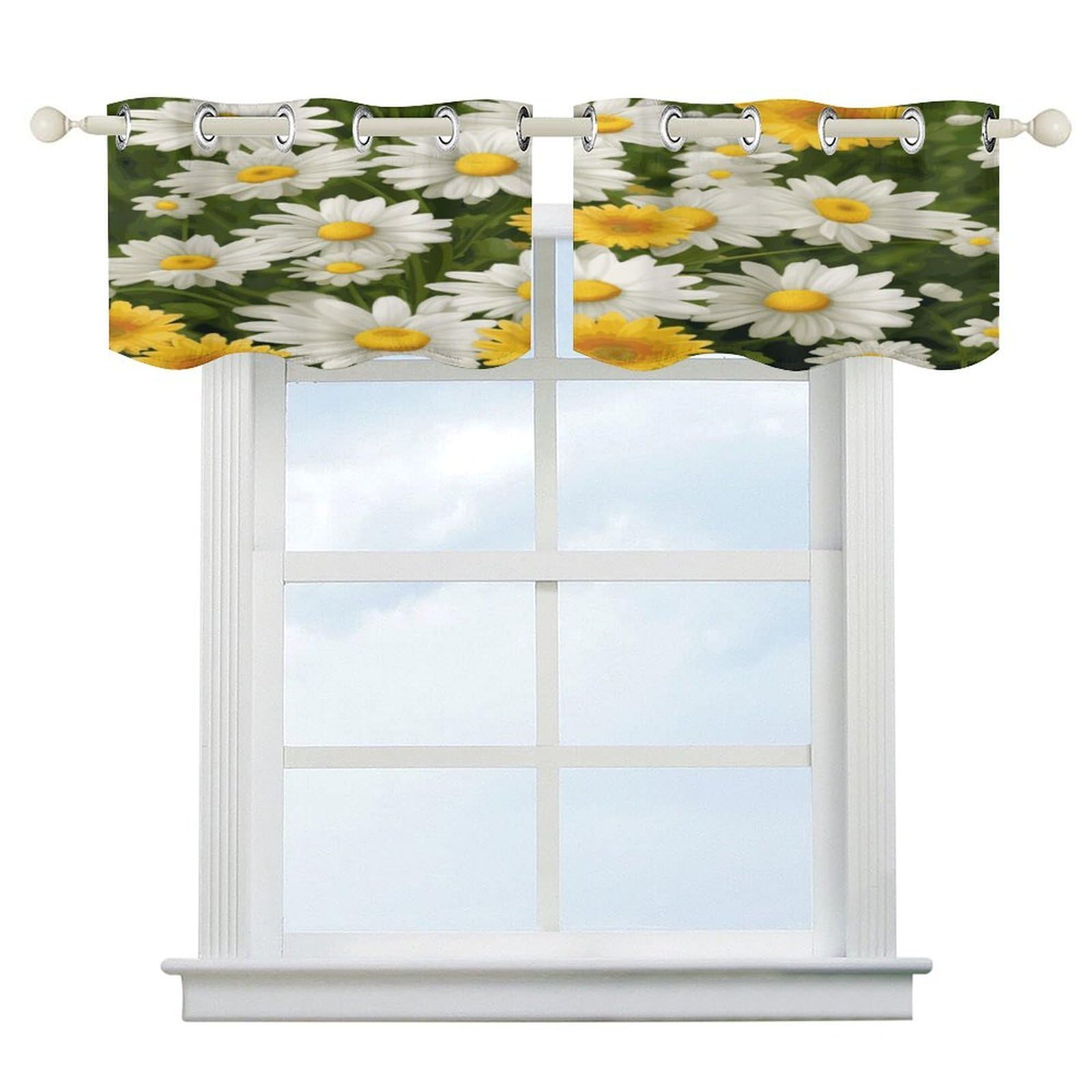 Cortinas opacas cortas contra el calor del verano en ventanas de dormitorio y cocina