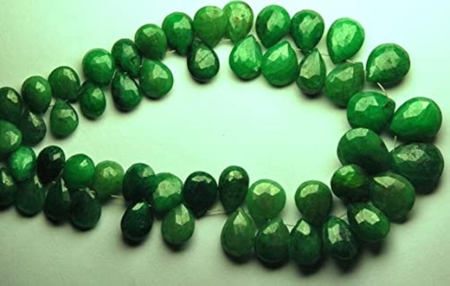 Rubis vert naturel facetté LKBEADS d'exception pour création de joaillerie haut de gamme