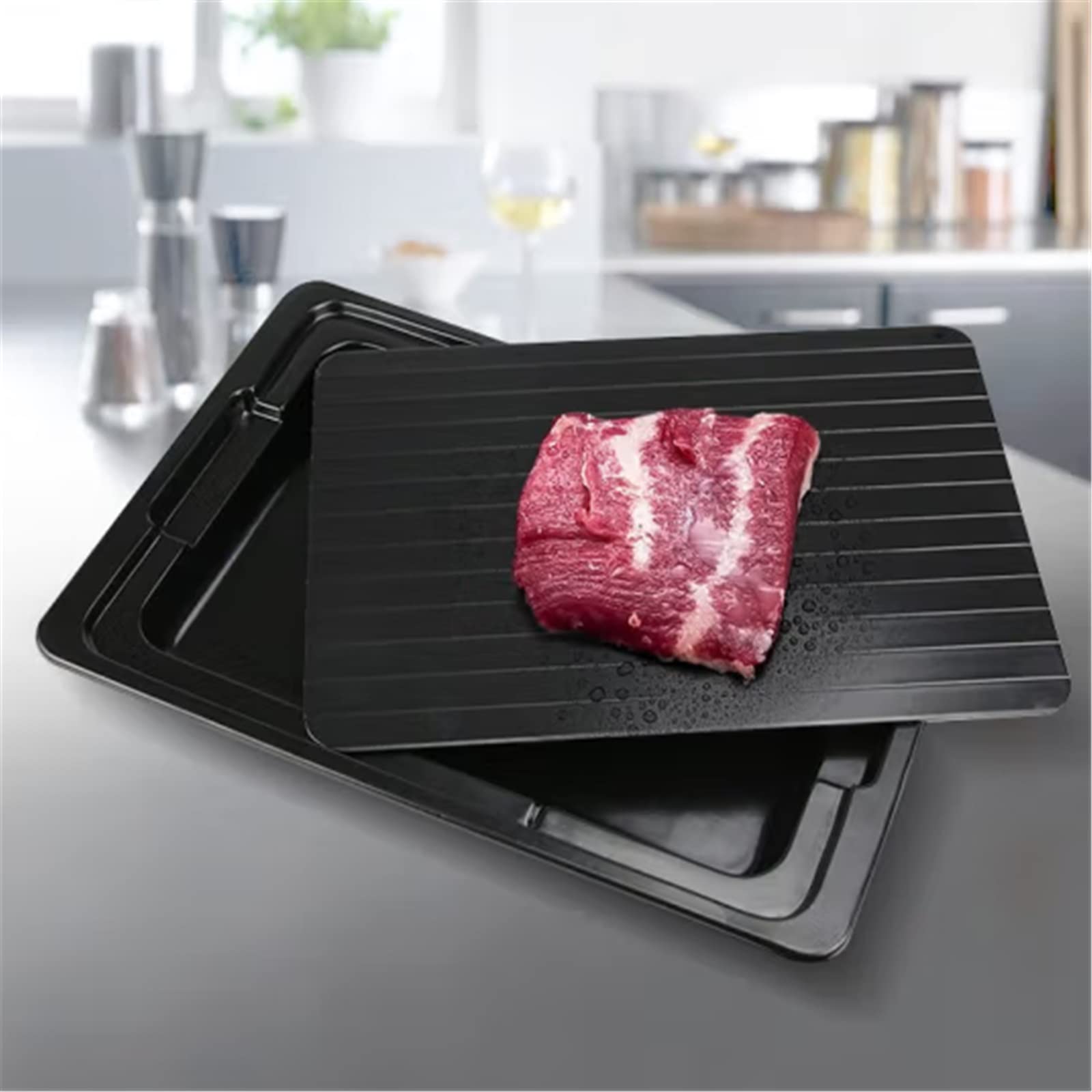Auftaubrett für die Küche Gefrorenes Fleisch, Meeresfrüchte, Steak, Auftauplatte, Auftauen, rohes, frisches Rindfleisch für Tiefkühlkost in der Küche