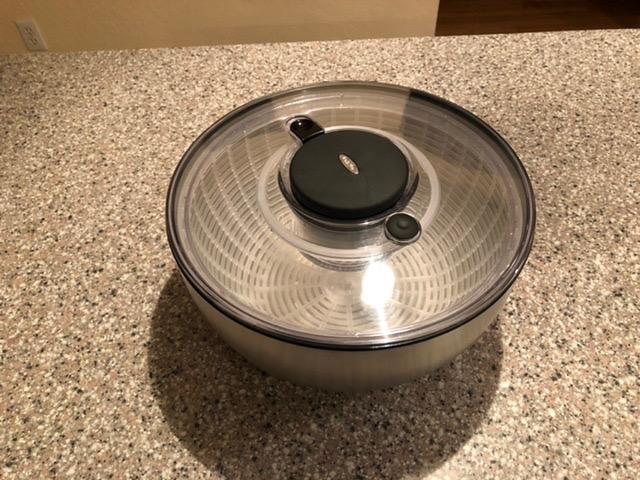 Easy to use salad spinner