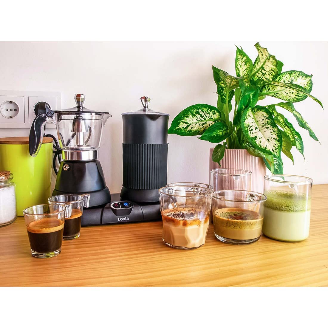 Loola - Cafetera Eléctrica Italiana Moka Nekko 3 en 1 | Espumador de Leche | 1,9 Bar de Presión para Café Cremoso | Ecológica y Versátil, Negro Mate | Cafetera Italiana 3 Tazas