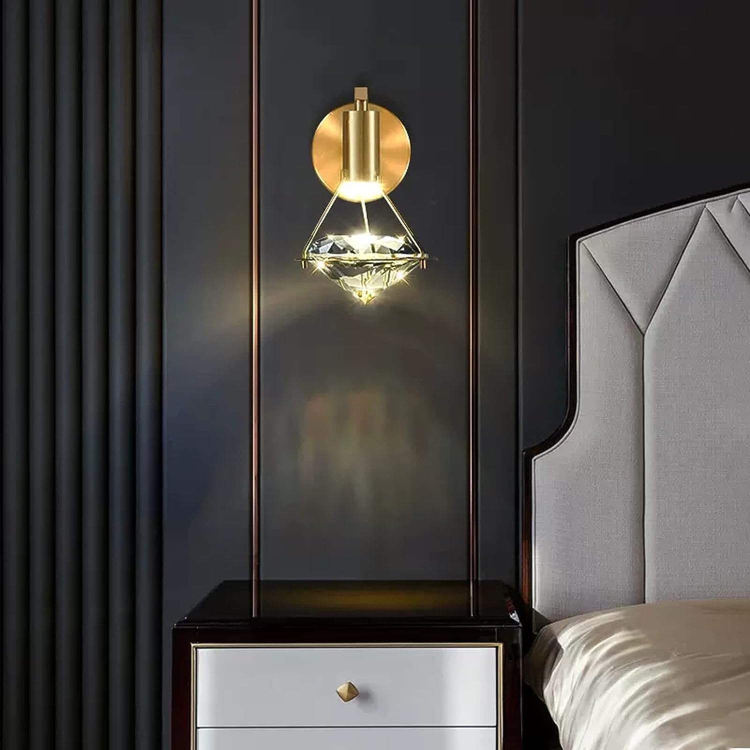 Applique da Parete in Cristallo per Interni in Rame Spazzolato con Decorazione LED in Ottone E Vetro Dorato A Forma di Diamante Ideali per Soggiorno Camera da Letto E Comodino