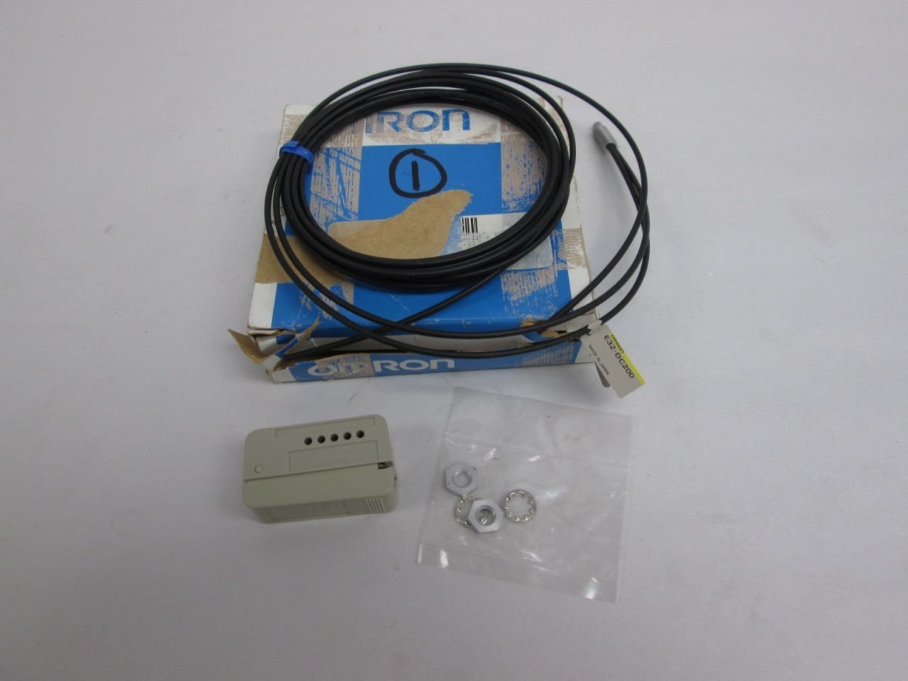 New OMRON E32-DC200 Fiber Optic PHOTOELECTRIC Switch Sensor D228798