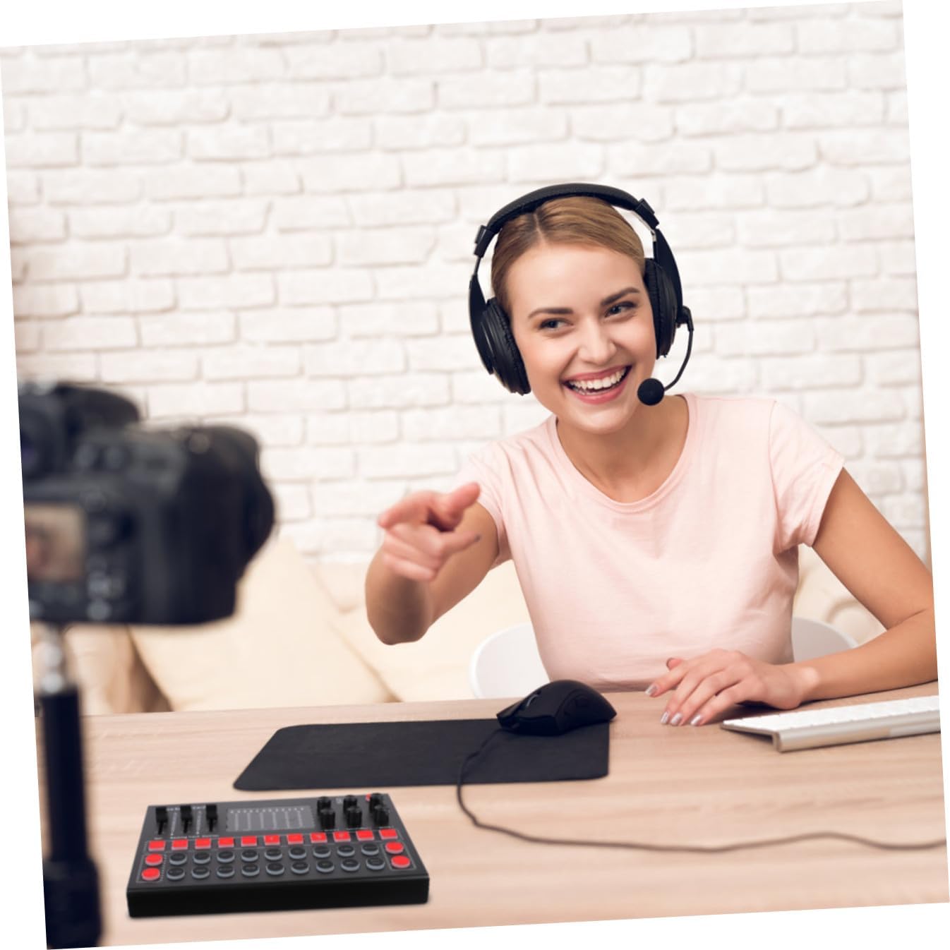 TIDTALEO Portable Voice Changer Sound Card with Built-in DSP Chip Real-time Audio Mixer for Mobile Device Low Latency Stable Connection Multi-Effect Sound Changer for Streaming and Gaming