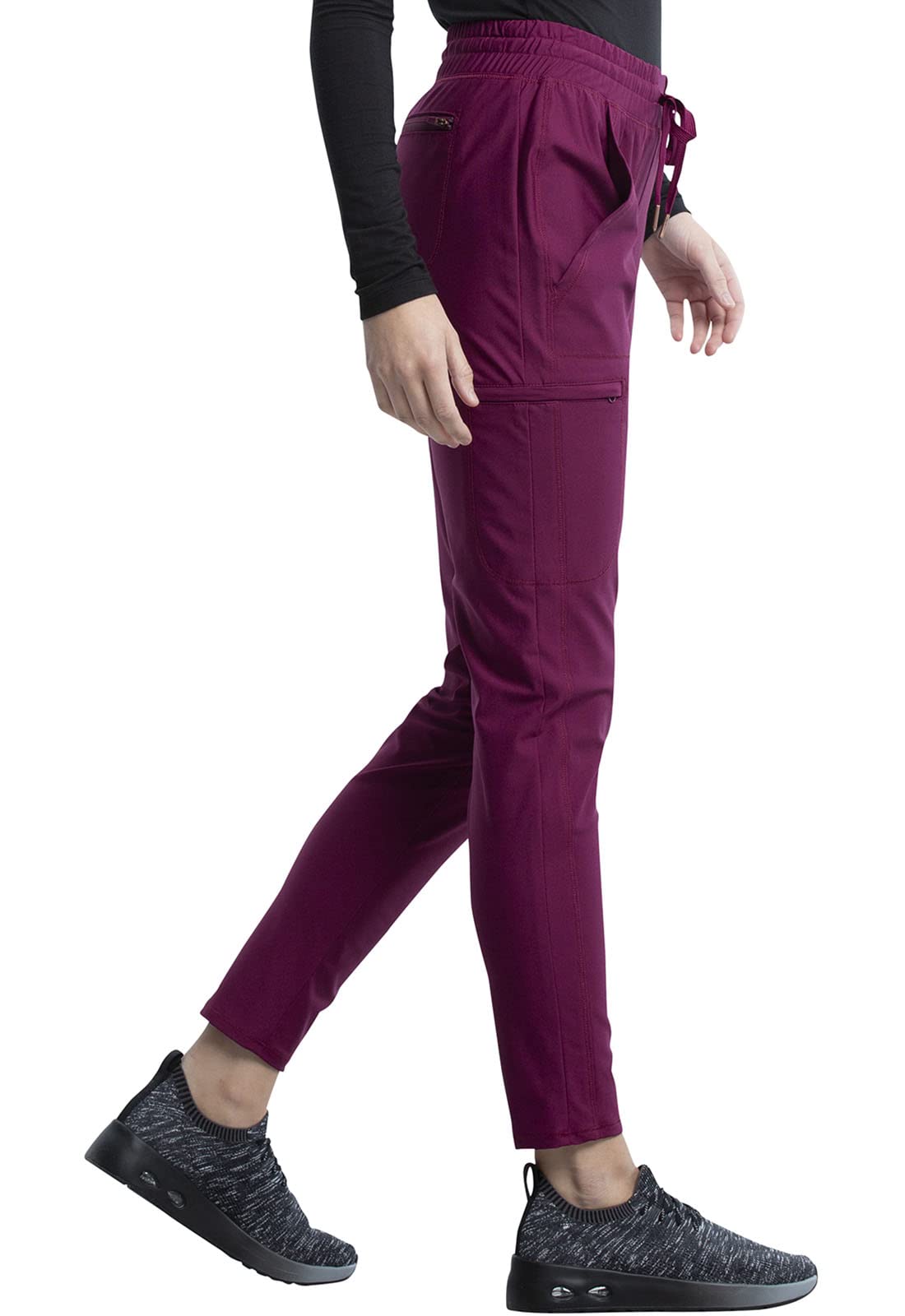 Cherokee CK095 - Conjunto de ropa quirúrgica para mujer, 7 bolsillos, cuello en V, dobladillo curvado CK840 y pantalón de pierna cónica de tiro medio con cordón