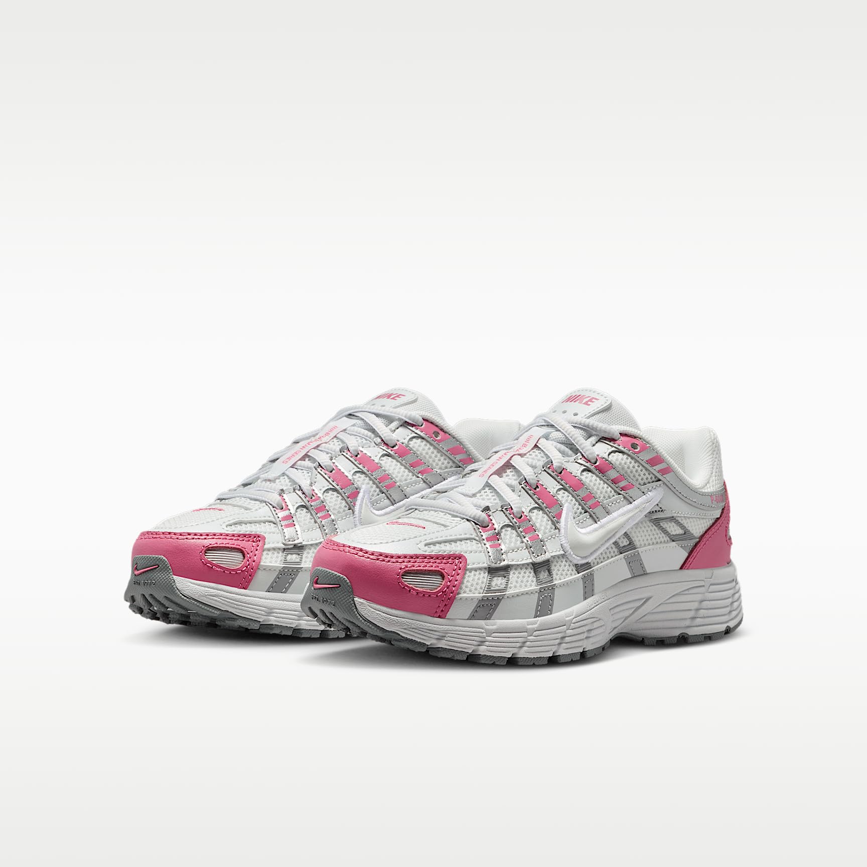 NIKE P-6000 - Zapatillas para niña, color blanco y rosa | Empeine de malla, entresuela amortiguada, collar acolchado