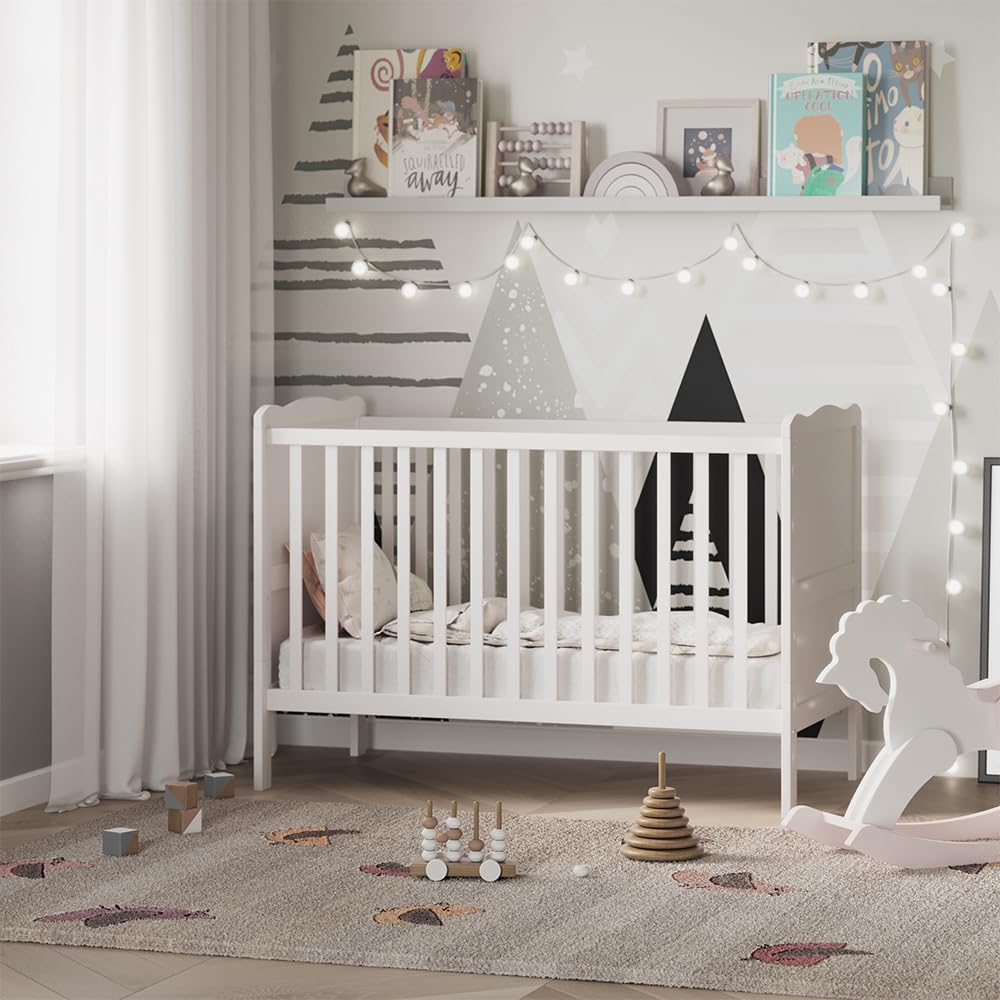 VitaliSpa Lit bébé Tobi, Blanc, 60x120 cm | avec sommier à lattes réglable en hauteur et côtés à barreaux amovibles