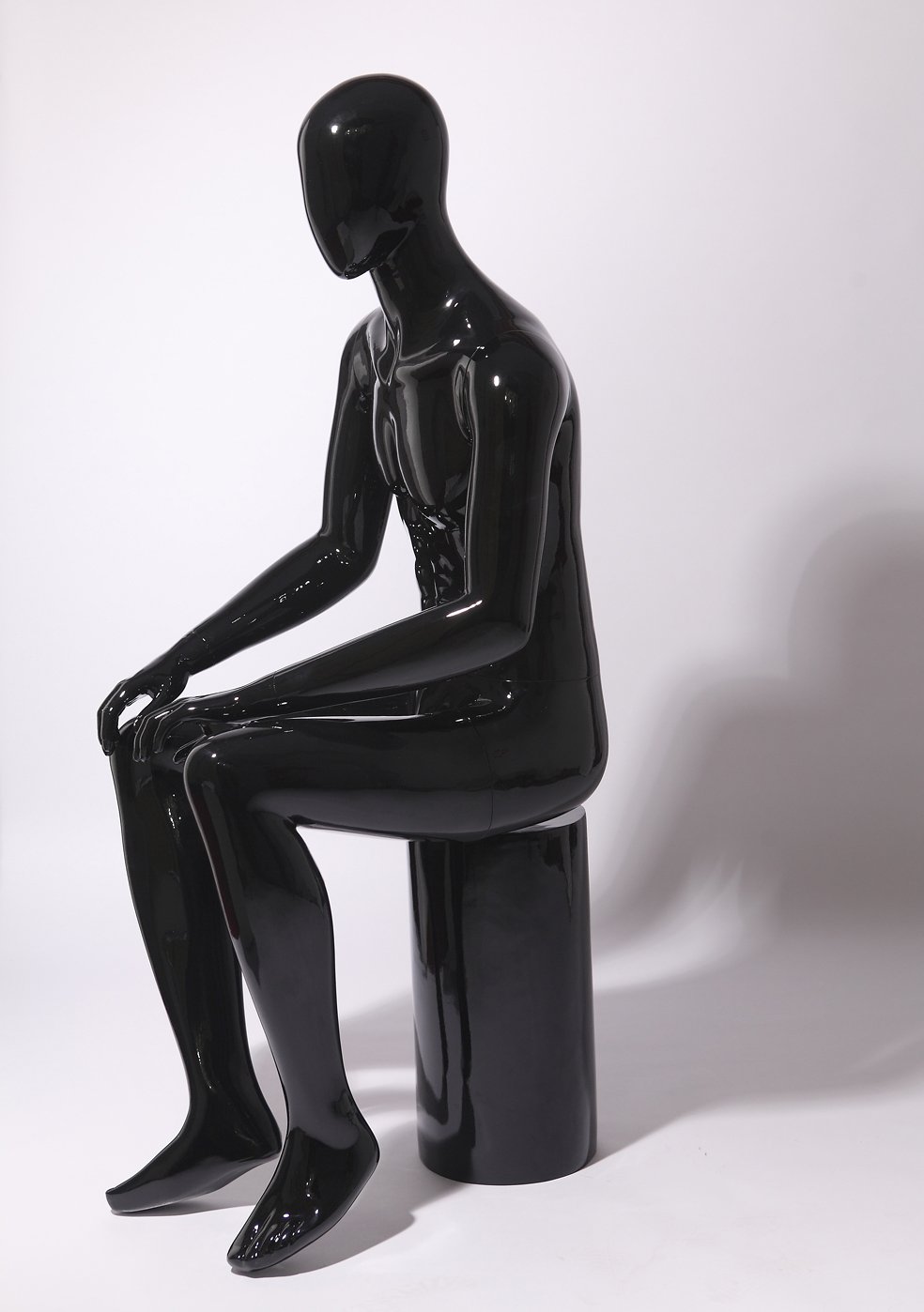 Mannequin de vitrine laqué noir ou blanc brillant « sans visage » (XM16-H mâle)