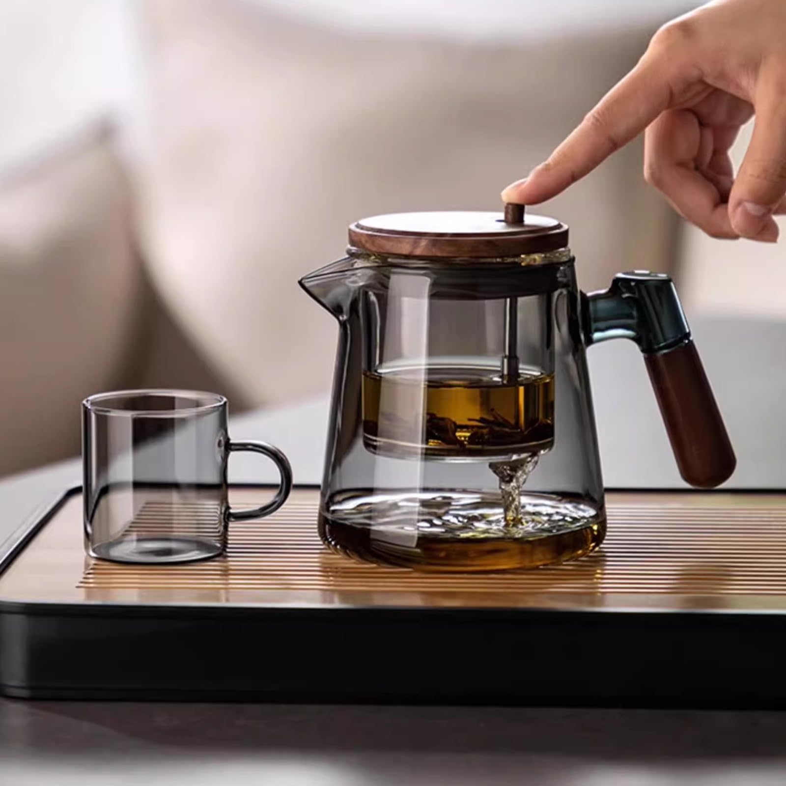 Teekanne aus Glas mit Sieb, hitzebeständige Teekanne aus Glas, 600 ml, mit Griff und Ausguss aus Walnussholz, herdplattensicherer Teekessel, transparente Teekanne mit Sieb for losen Tee(Transparent)