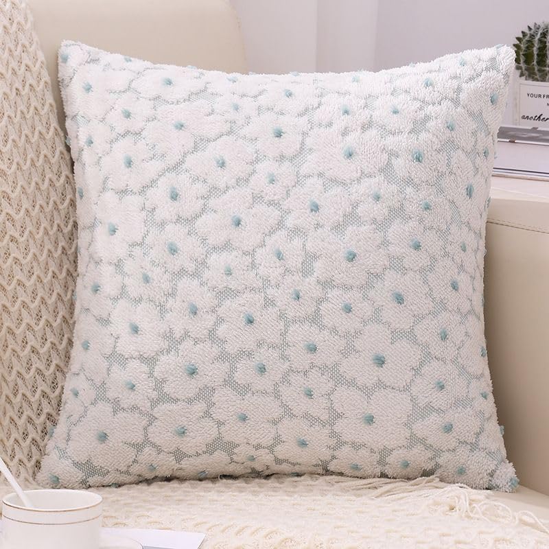Housses de coussin en peluche fleurs bleues pour sublimer votre canapé cosy