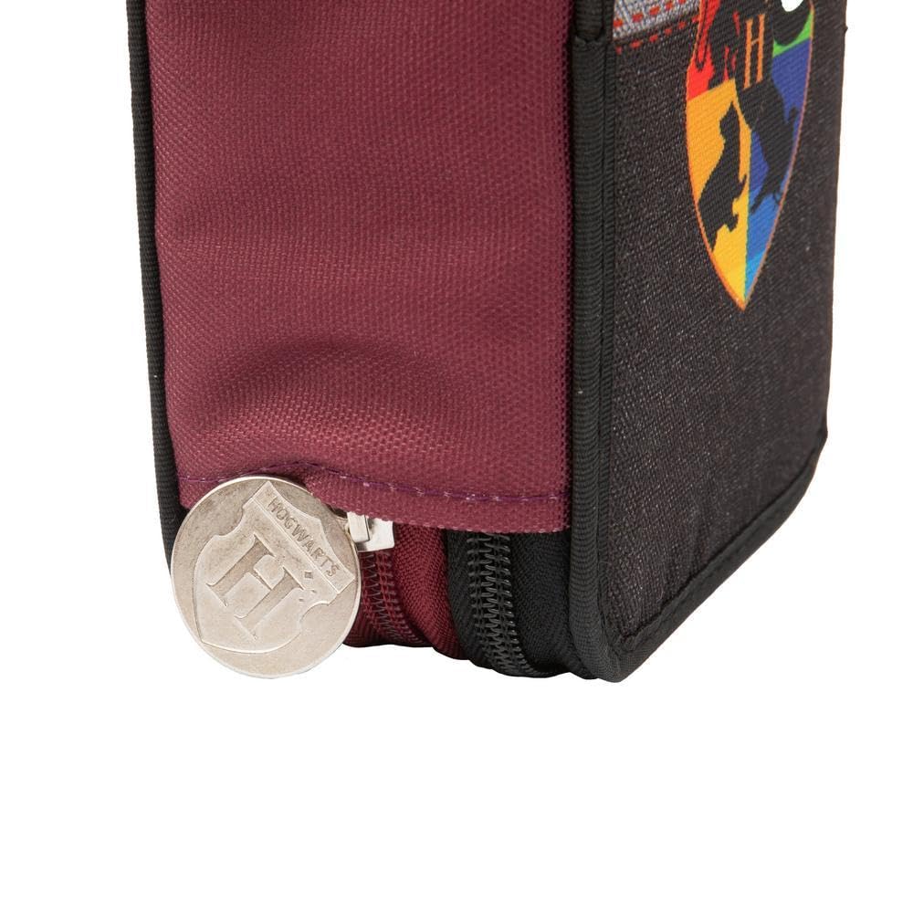 Giochi Preziosi Harry Potter - Astuccio Triplo Scuola Con 3 Zip E 3 Scomparti, Contiene 18 Matite Colorate, 18 Pennarelli e altri Pratici Oggetti per la Scuola,13 l x 19,5 h x 6,5 p