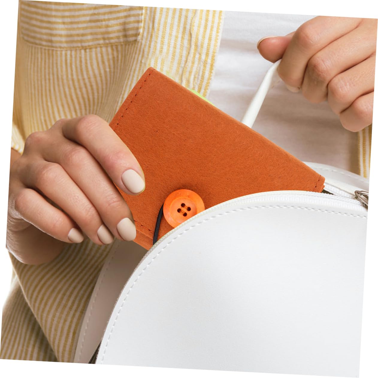 LIFKOME Essential Oil Storage Bag Portable Organizer for Essential Oil Bottles Elegant Design for Travel and Home Use Keeps Oils Accessible Compact