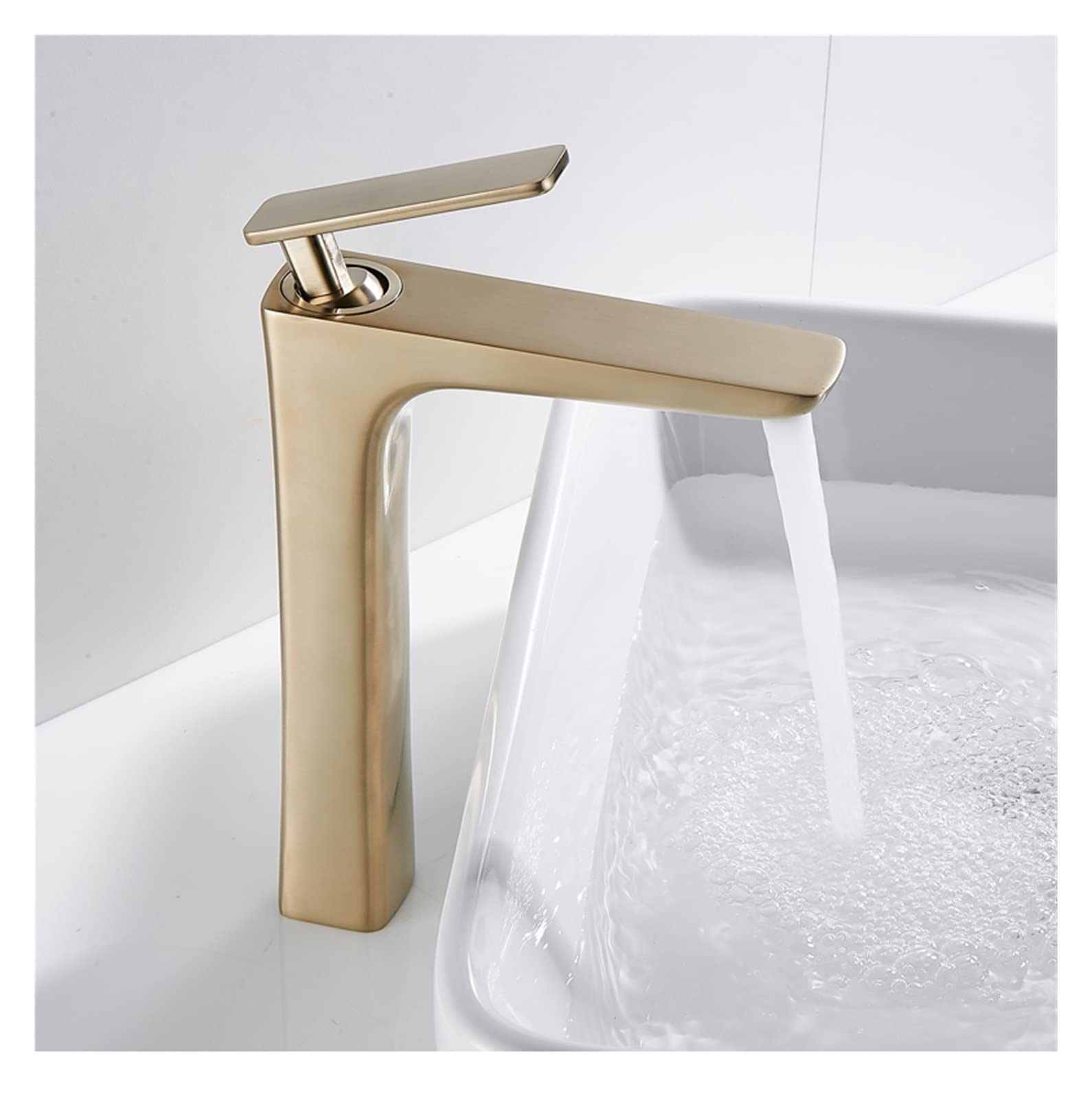 Mitigeur d'évier or brossé pour créer une salle de bain moderne et zen