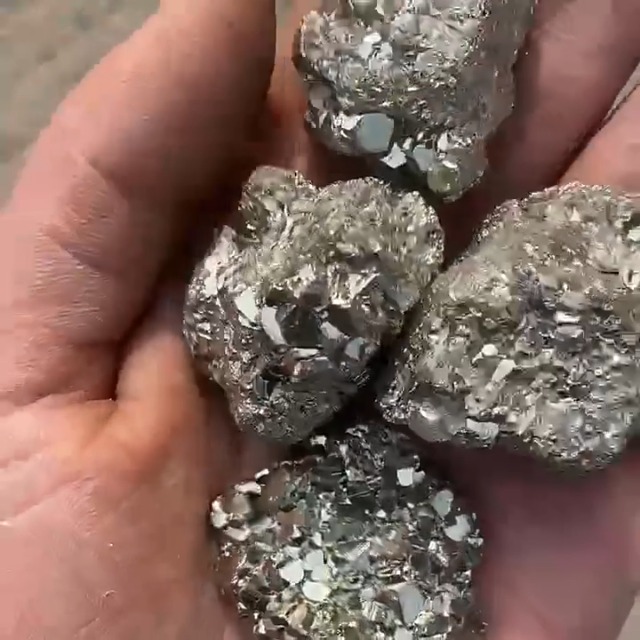 Amazon.com: JILIYUPA 天然金礦簇,高能量鐵,具有治療特性真正的原始金