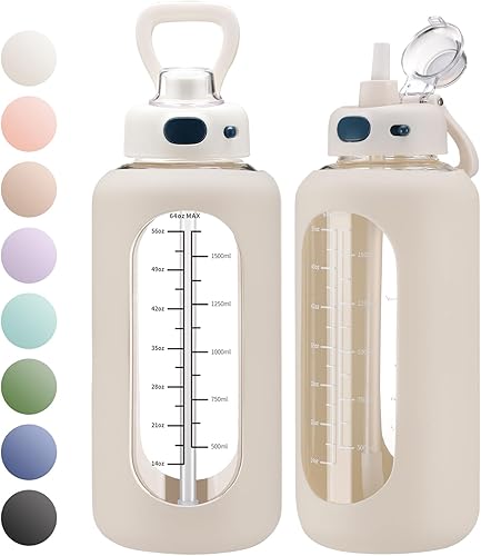 SIEROZUR Botella de agua de vidrio de 64 onzas con pajilla, botella de agua motivacional deportiva de medio galón con funda de silicona y marcador