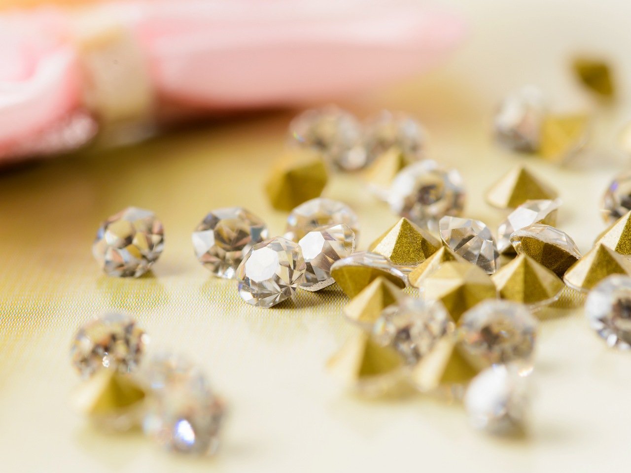 Amazon | 紗や工房 【ダイヤモンドカットガラスラインストーン(約4mm