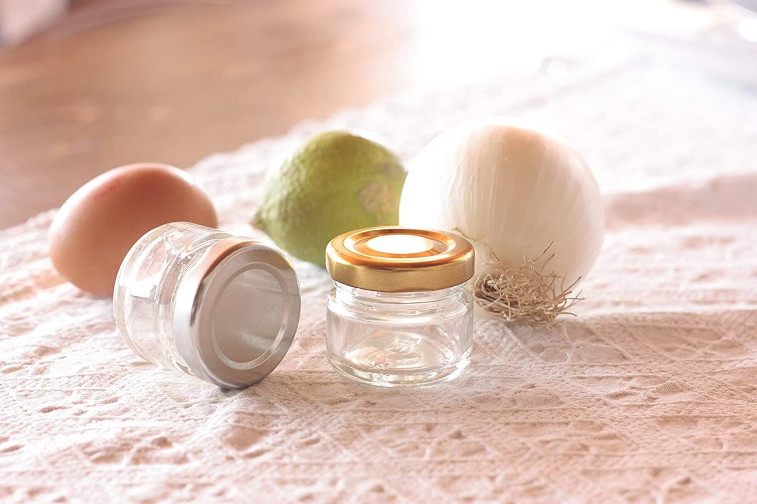 Aucomptoirdesflacons 60 x Mini bocaux en verre 40ml avec couvercle+ 1 spatule-cuillère en inox (Miel, confiture, pâté, marmelade, bonbons..) - Made in France avec couvercle or