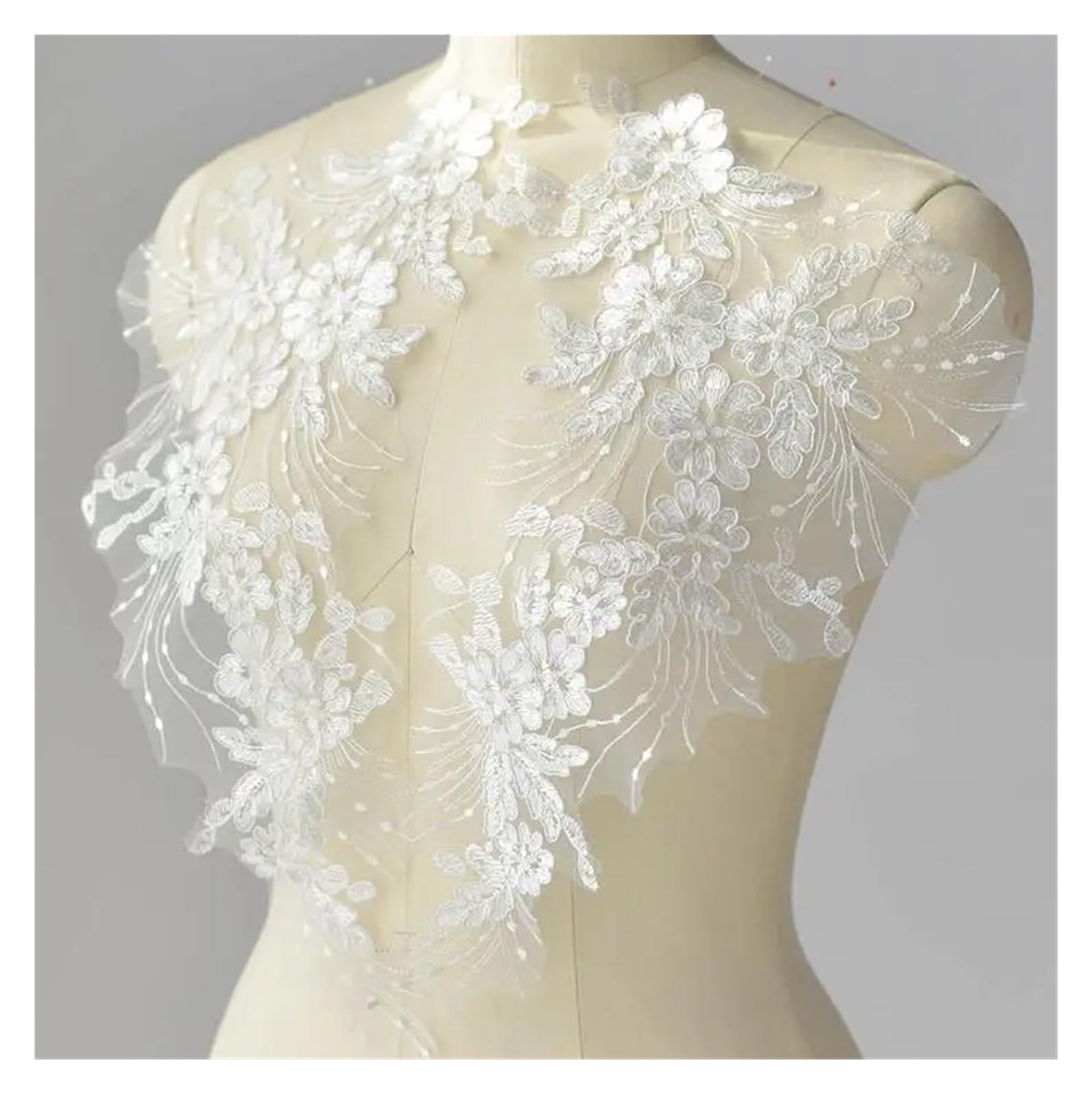 Dentelle brodée 3D ivoire pour masquer un défaut ou embellir une robe unie de taille 42x20cm