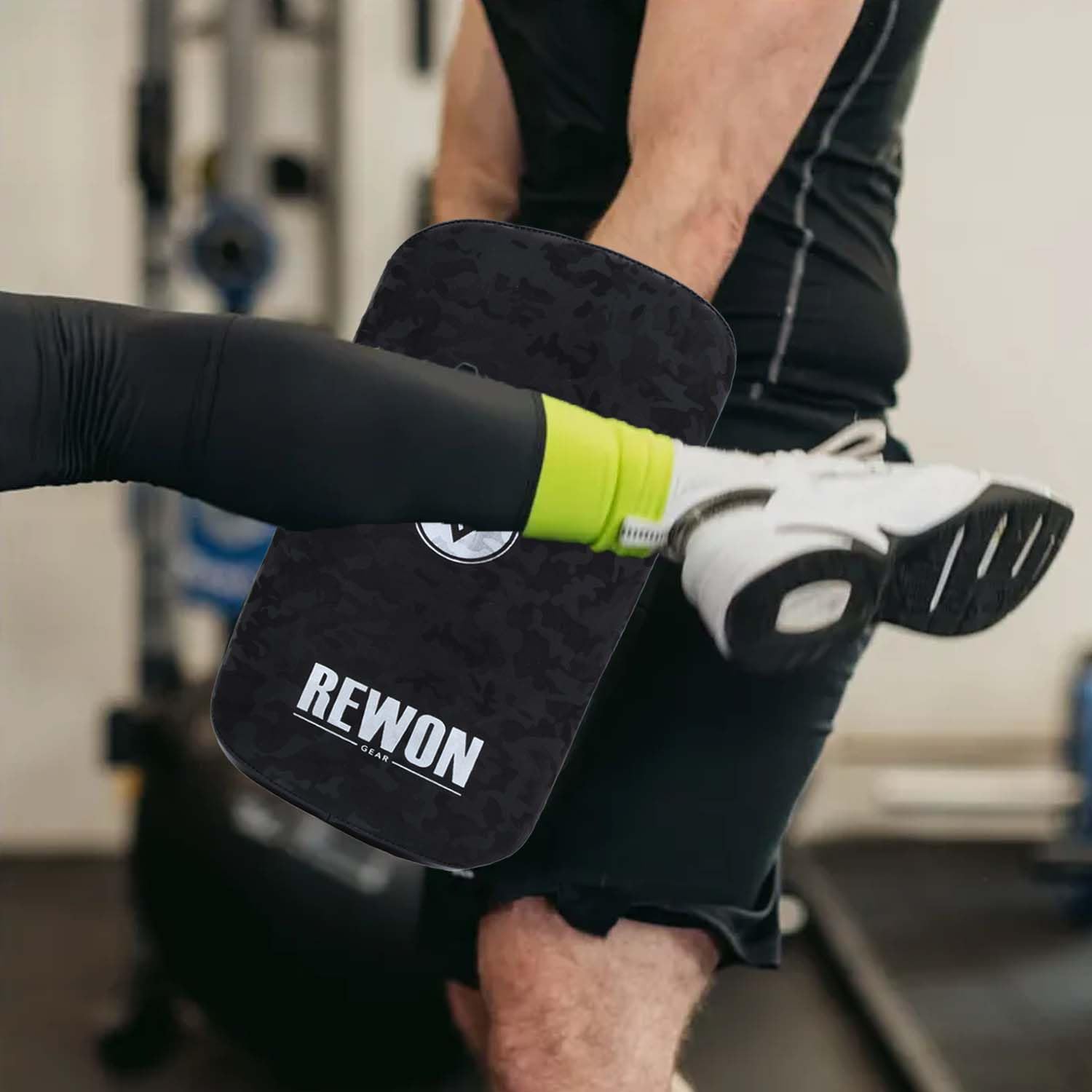 Rewon Colpitori Muay Thai Pad Curva Pelle Scudo Sciopero con Presa Solida Kick Pad per Kickboxing MMA Pugilato Taekwondo Boxe Mix Arti Marziali x 1 unità Singola