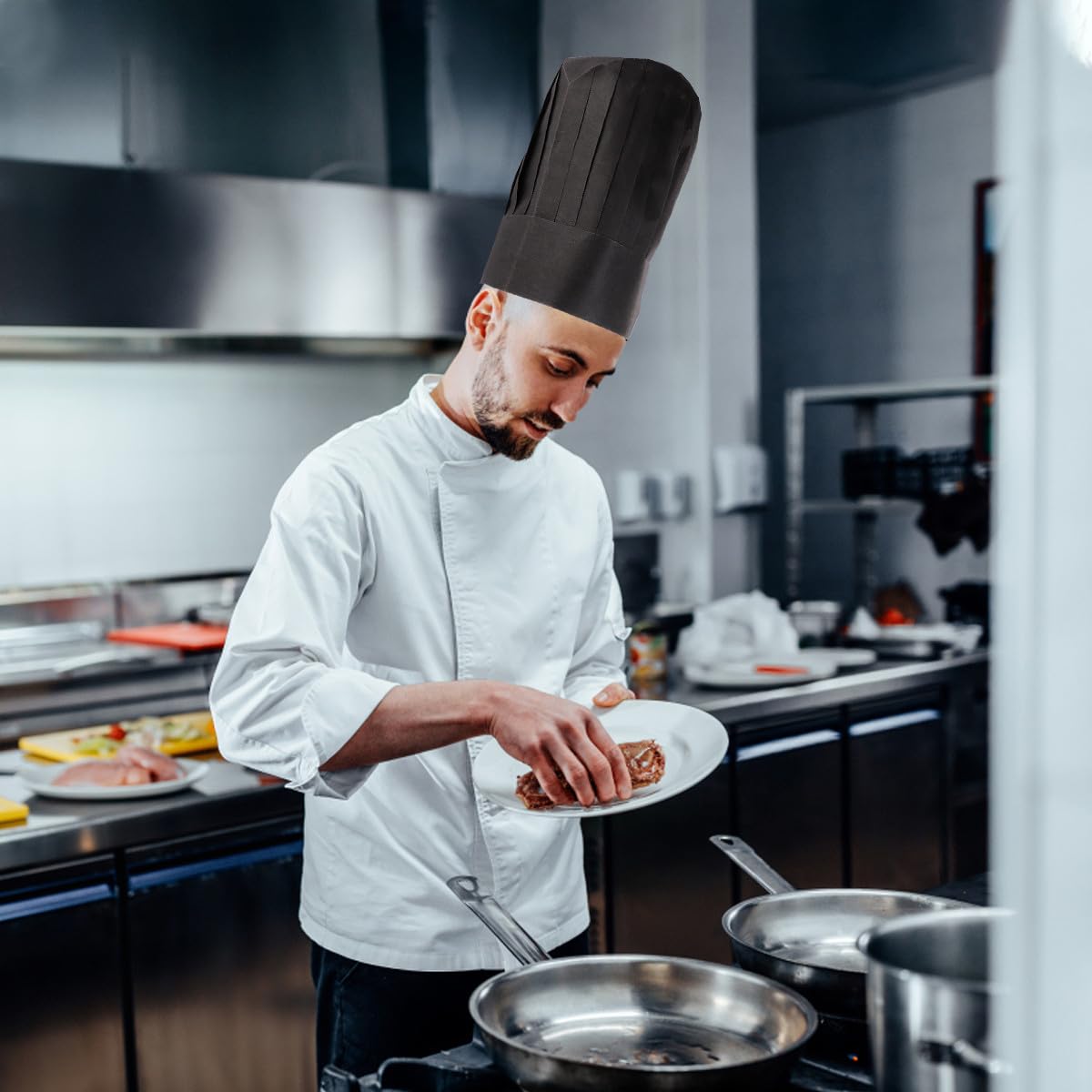 Outanaya Gorro de Chef Desechable Negro para Cocina, Cómodo y Amigable Piel, Hecho de Papel, Paquete de 20 Unidades para Escuelas de Catering y Colegios