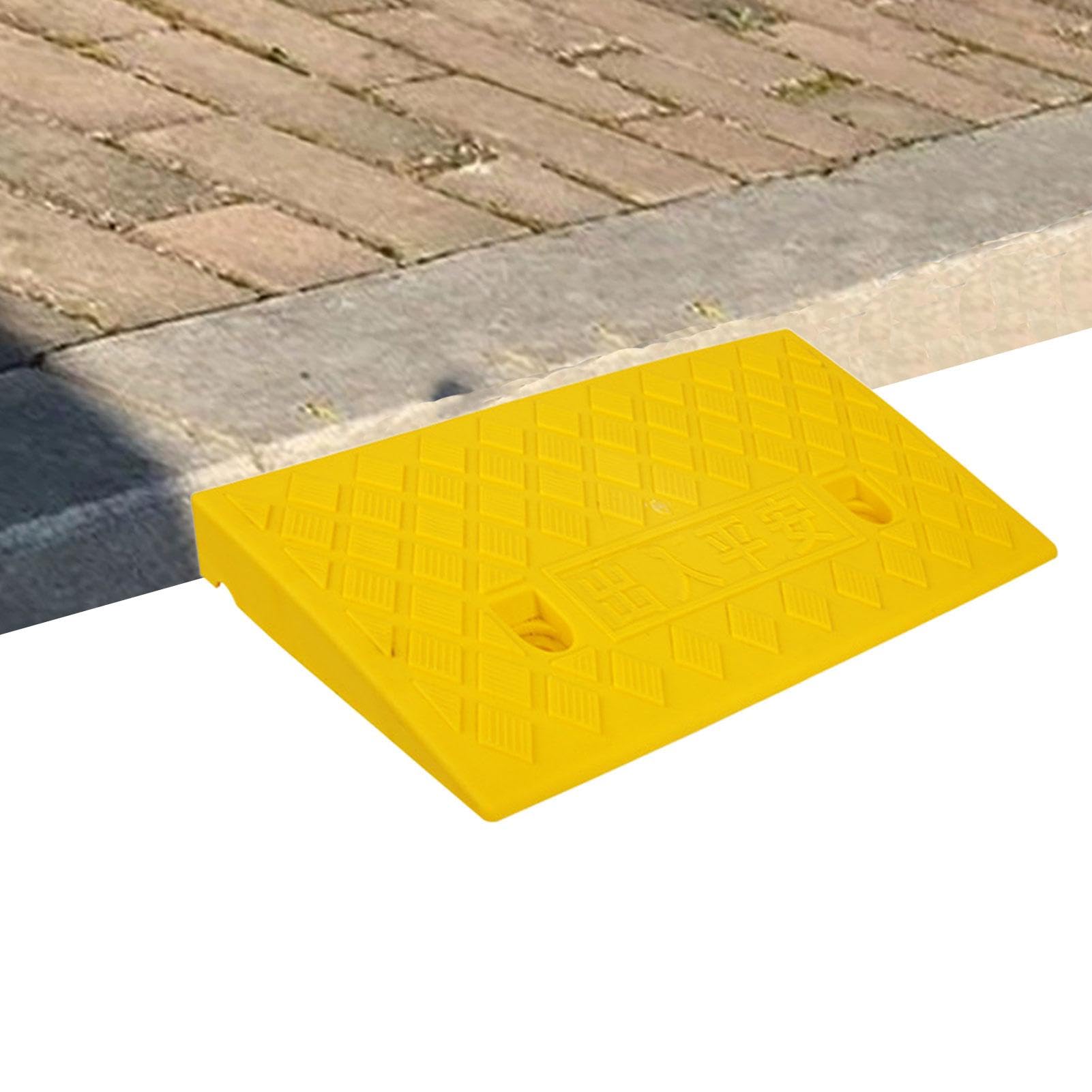 Rampe de trottoir pour voiture et fauteuil roulant devant le garage