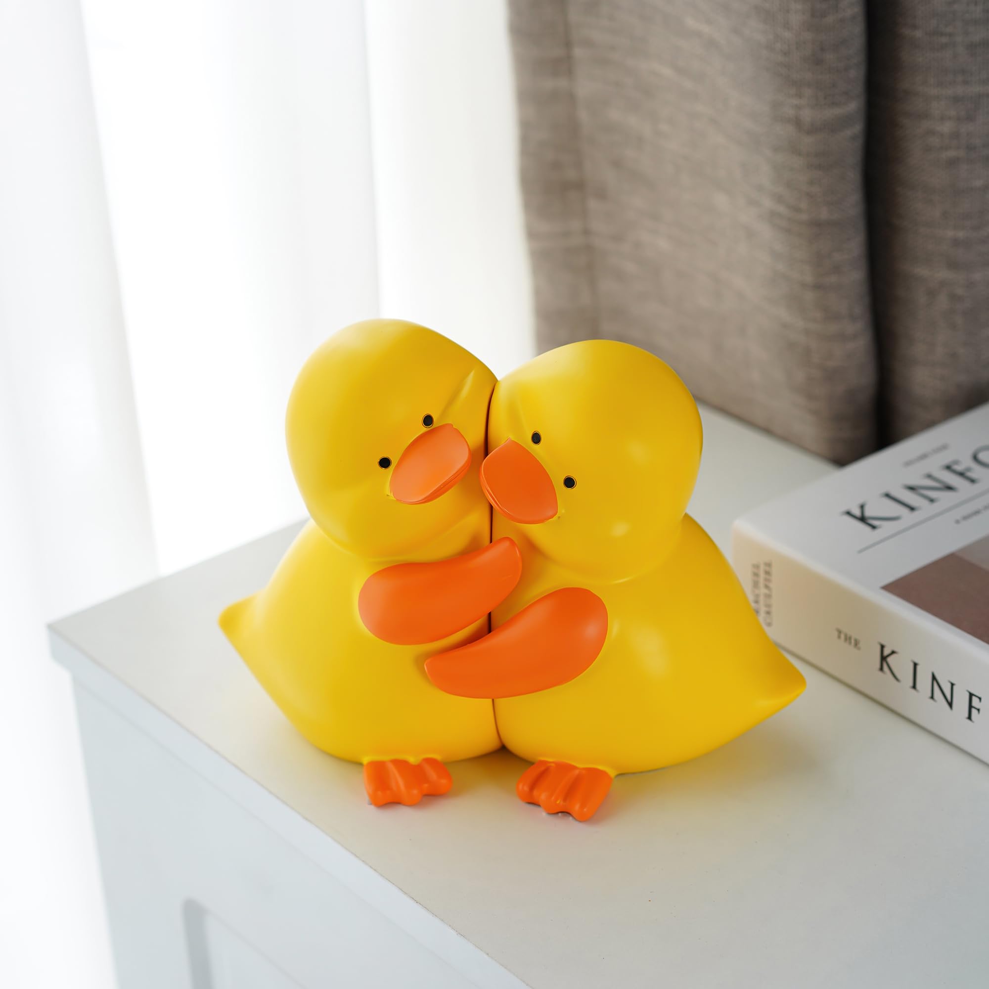 YU FENG Buchstützen „Adorable Hug Ducks“ – Niedliche Enten Aus Kunstharz, 20,3 Cm, Gelb